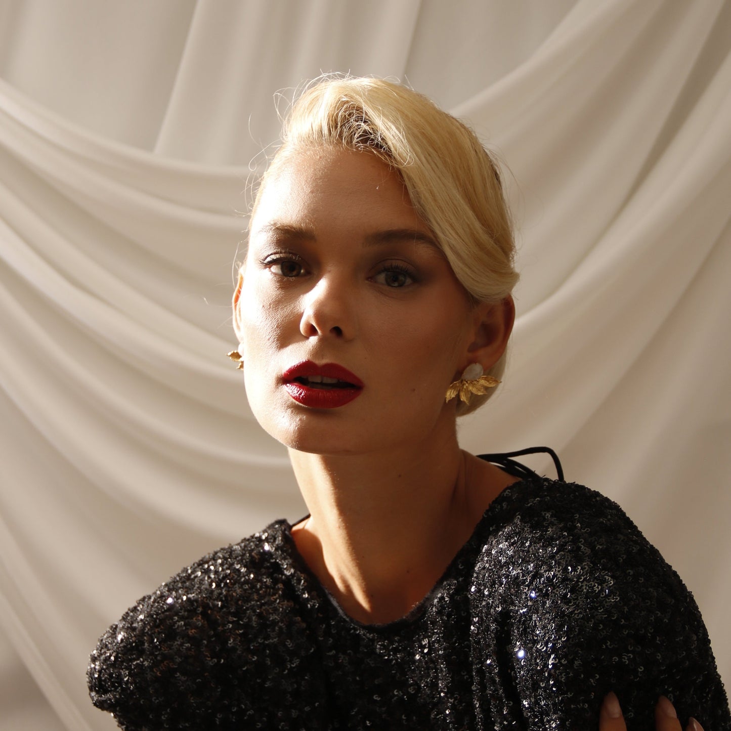 EMMA, ARETES CON PIEDRAS NATURALES Y BAÑO DE ORO