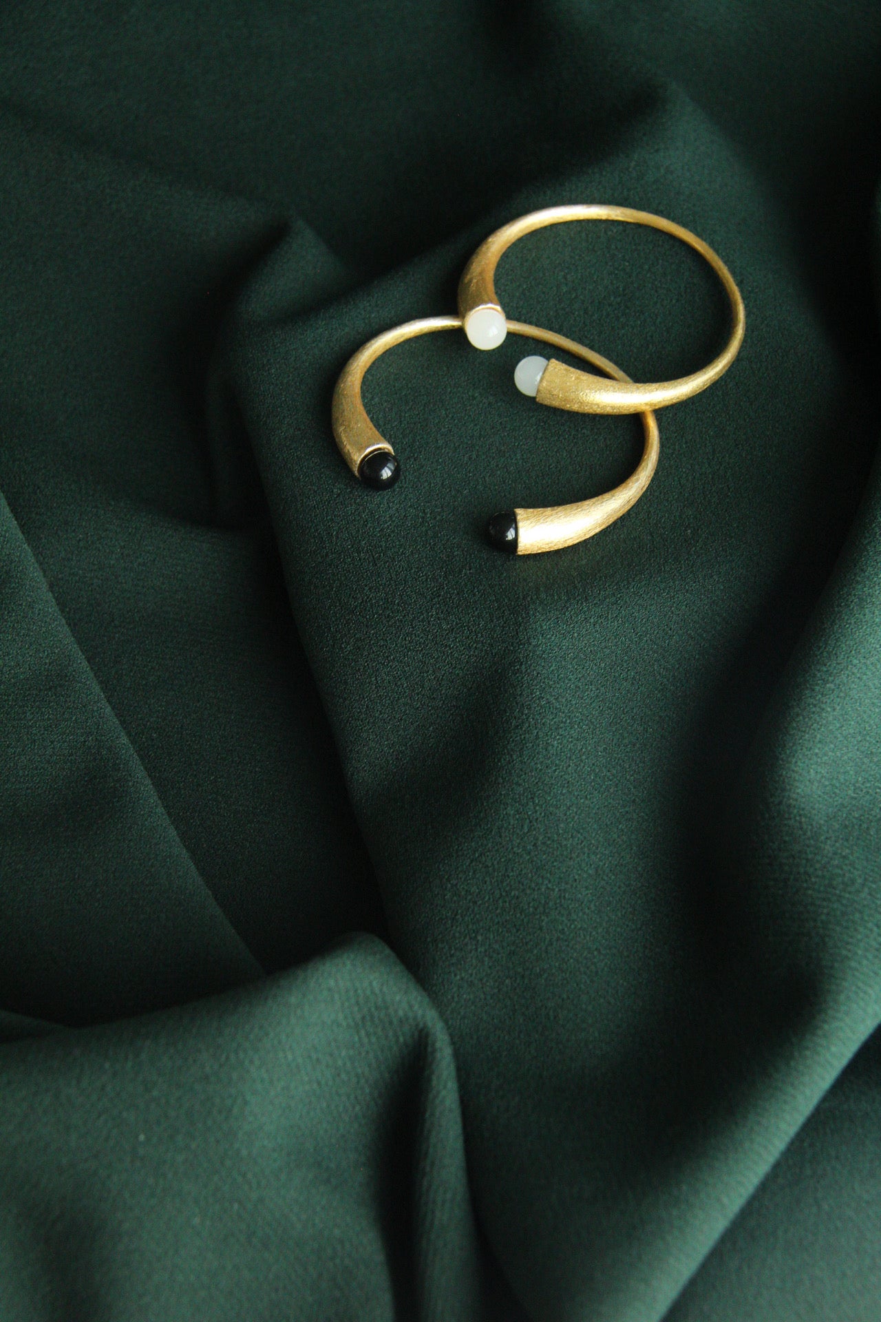 DANIELLE, BRAZALETE CON PIEDRAS NATURALES Y BAÑO DE ORO
