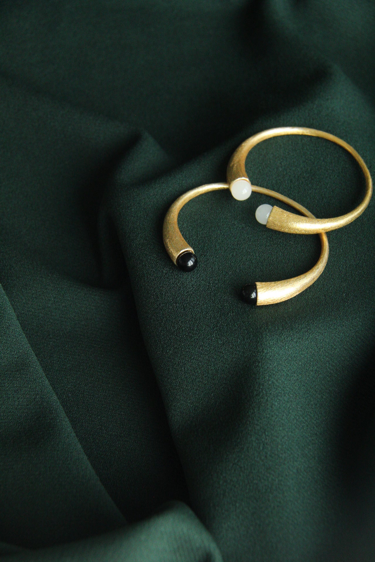 DANIELLE, BRAZALETE CON PIEDRAS NATURALES Y BAÑO DE ORO