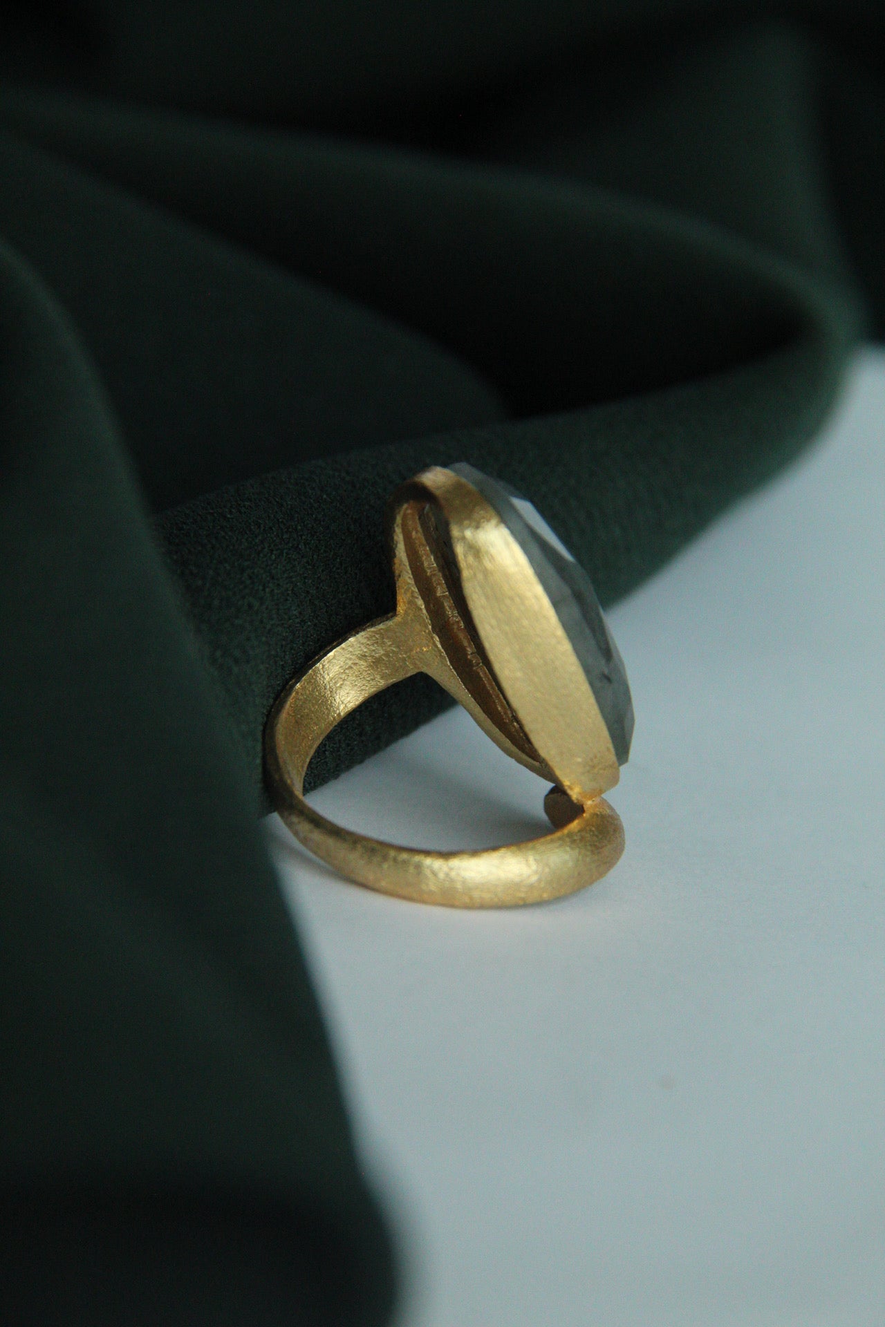 RUT, ANILLO CON PIEDRAS NATURALES Y BAÑO DE ORO DE 14K