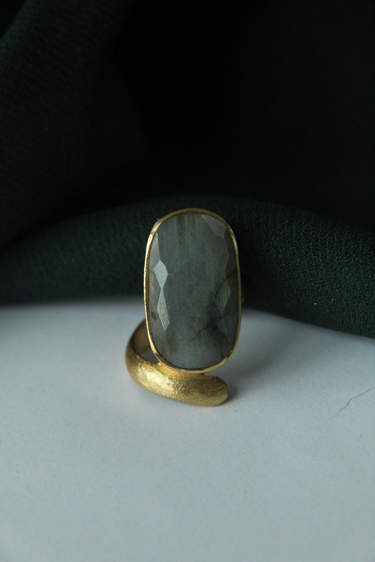RUT, ANILLO CON PIEDRAS NATURALES Y BAÑO DE ORO DE 14K