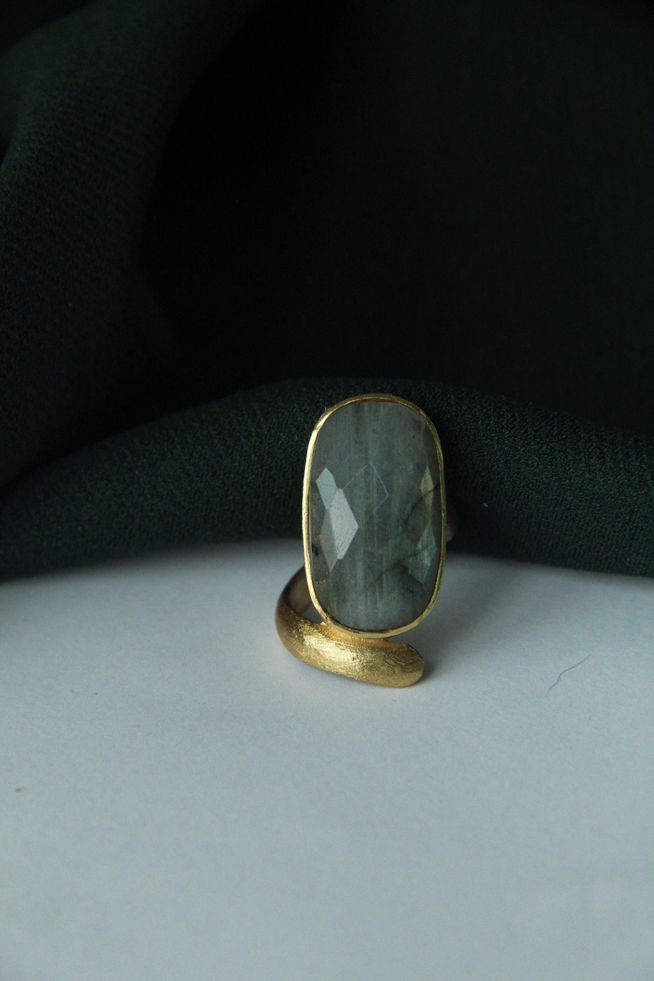 RUT, ANILLO CON PIEDRAS NATURALES Y BAÑO DE ORO DE 14K