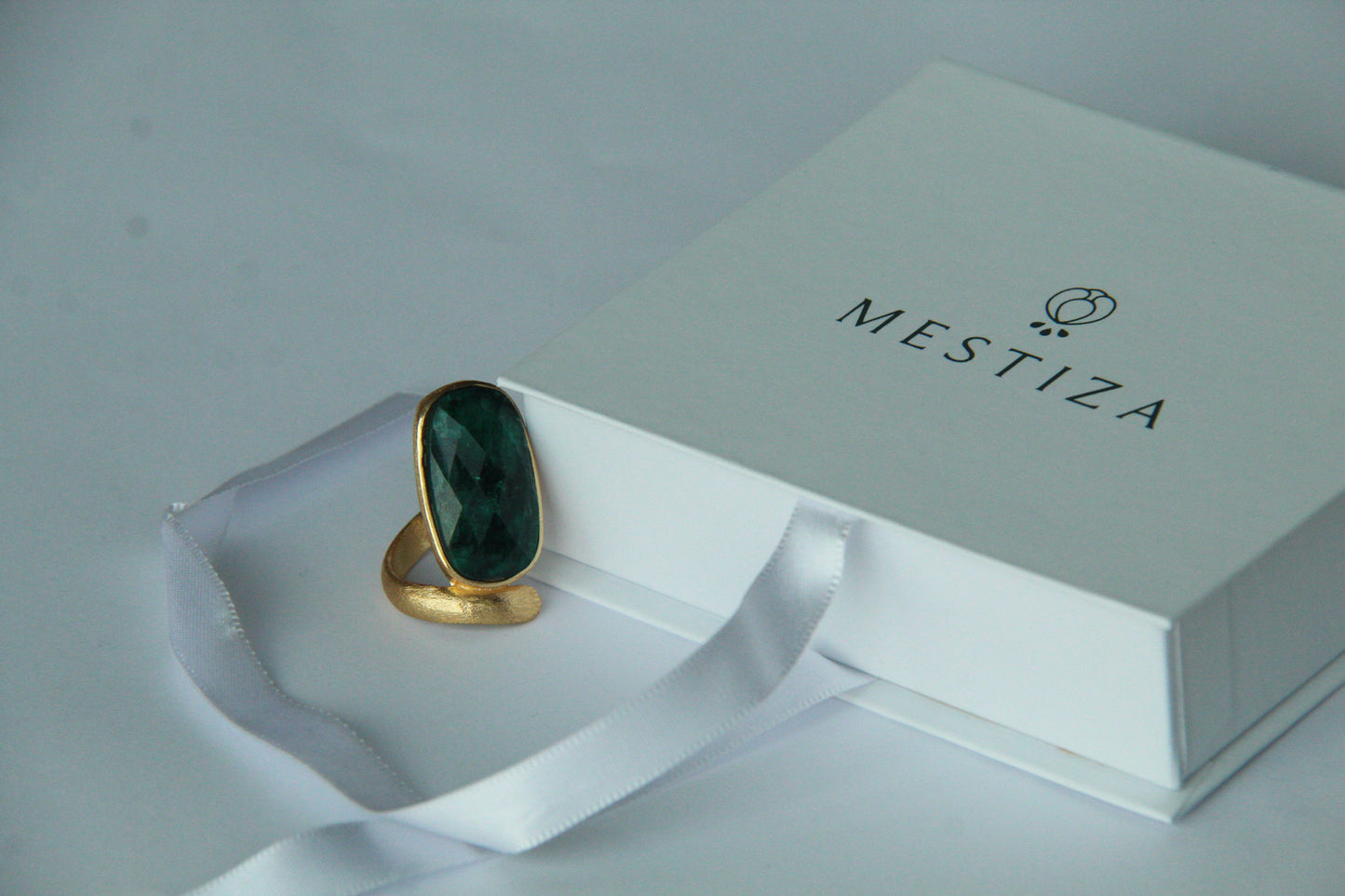 RUT, ANILLO CON PIEDRAS NATURALES Y BAÑO DE ORO DE 14K