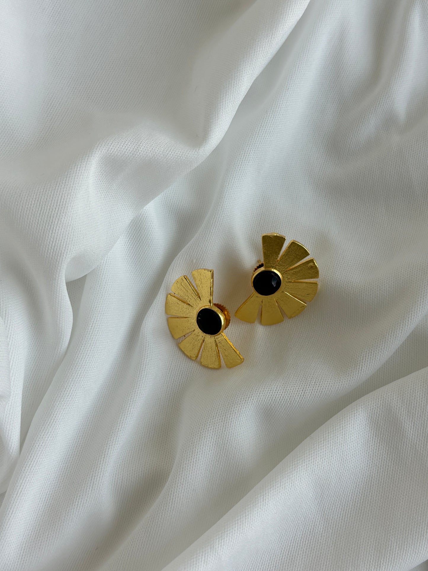GISELLE, aretes con piedras naturales y baño de oro