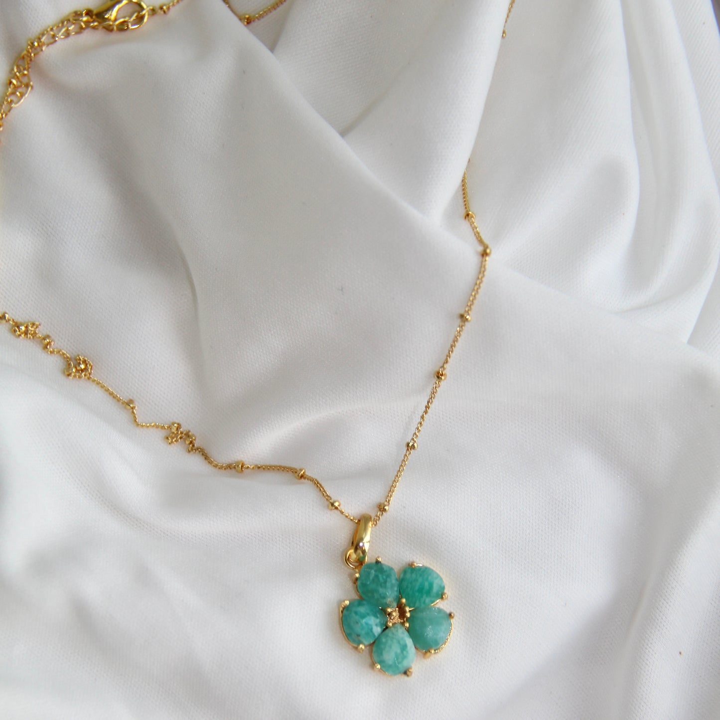 COLLAR MACA, con piedras naturales.