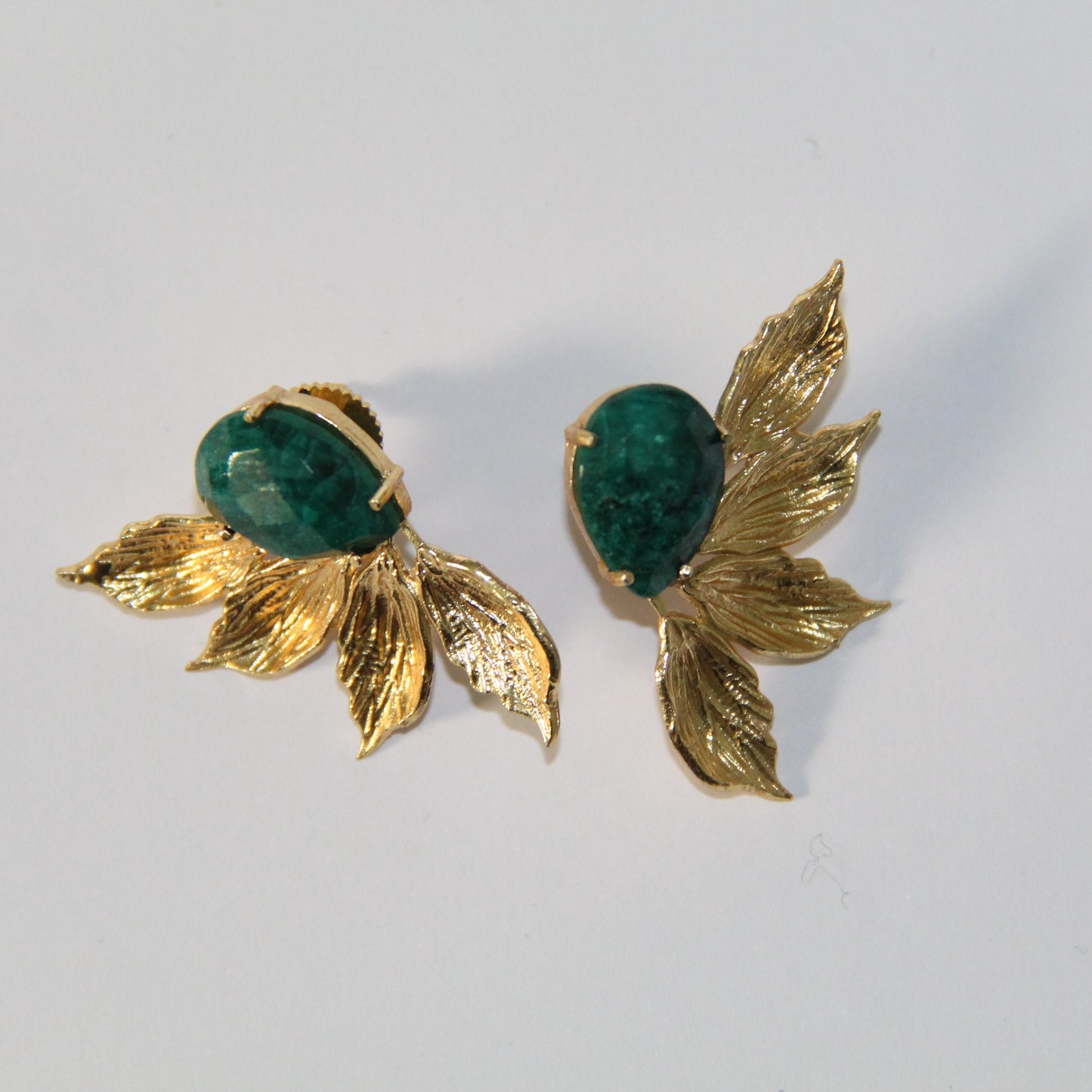 EMMA, ARETES CON PIEDRAS NATURALES Y BAÑO DE ORO
