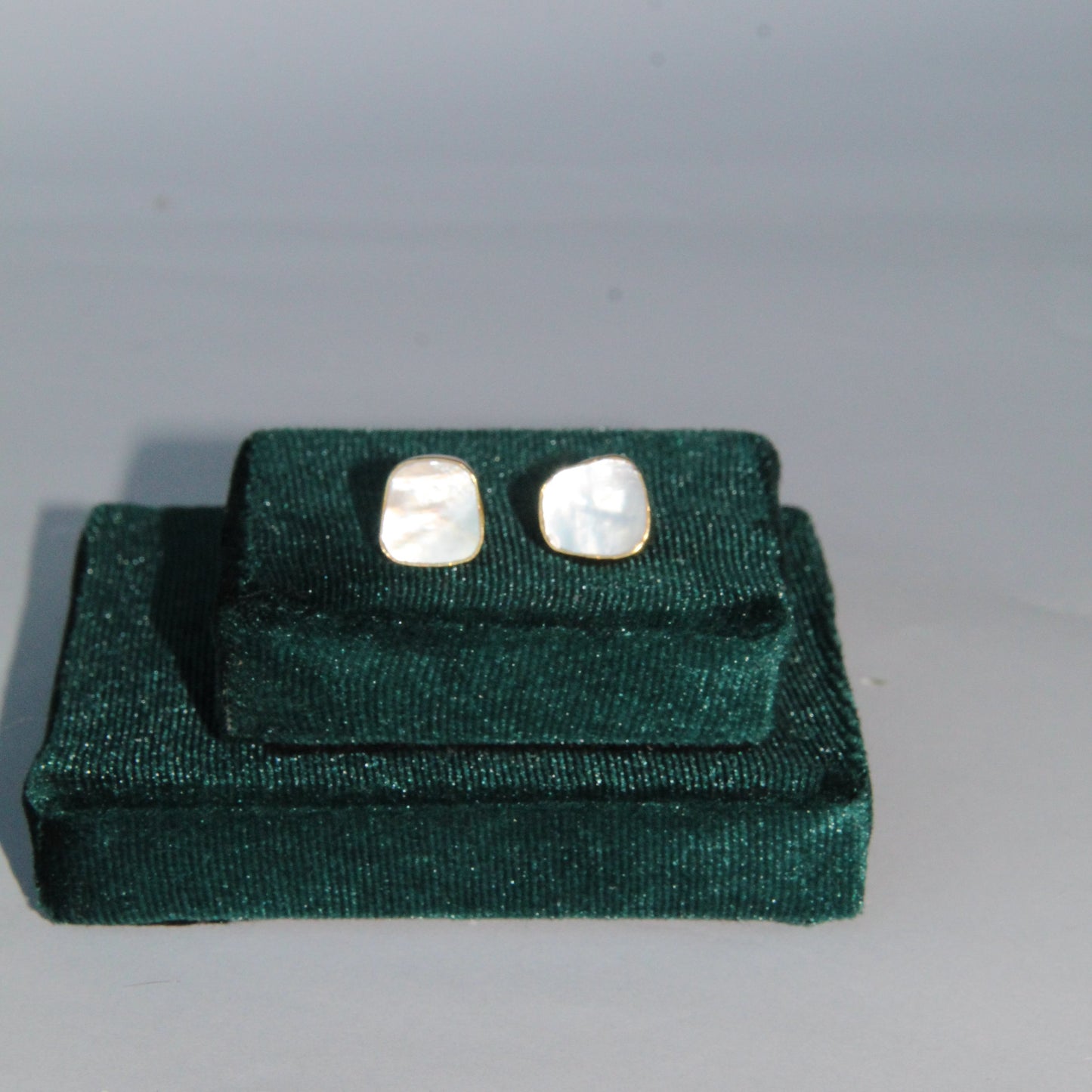VIVIA, ARETES CON PIEDRA DRUZA DE CUARZO Y BAÑO DE ORO DE 18K