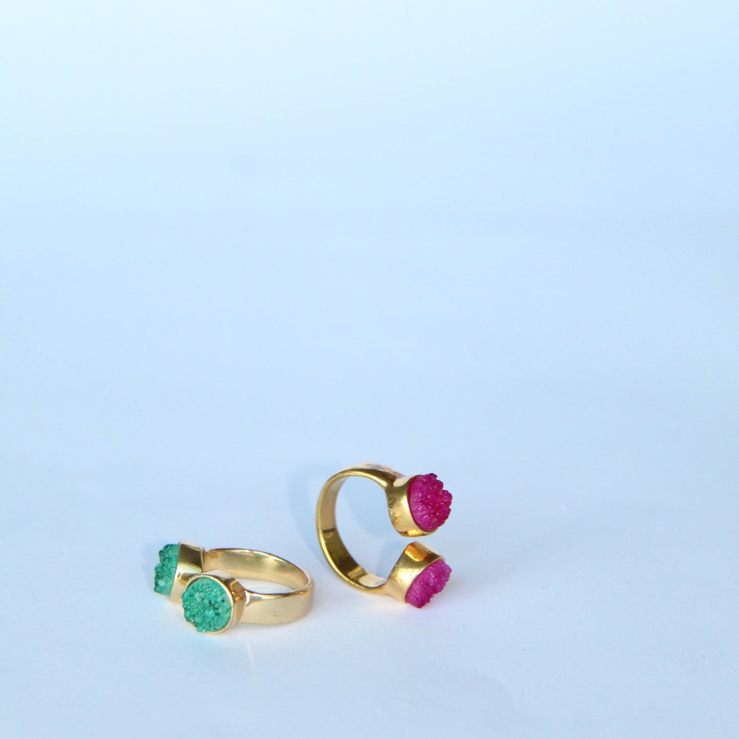 KAIA, ANILLO CON PIEDRAS DRUZA DE CUARZO Y BAÑO DE ORO DE 18K