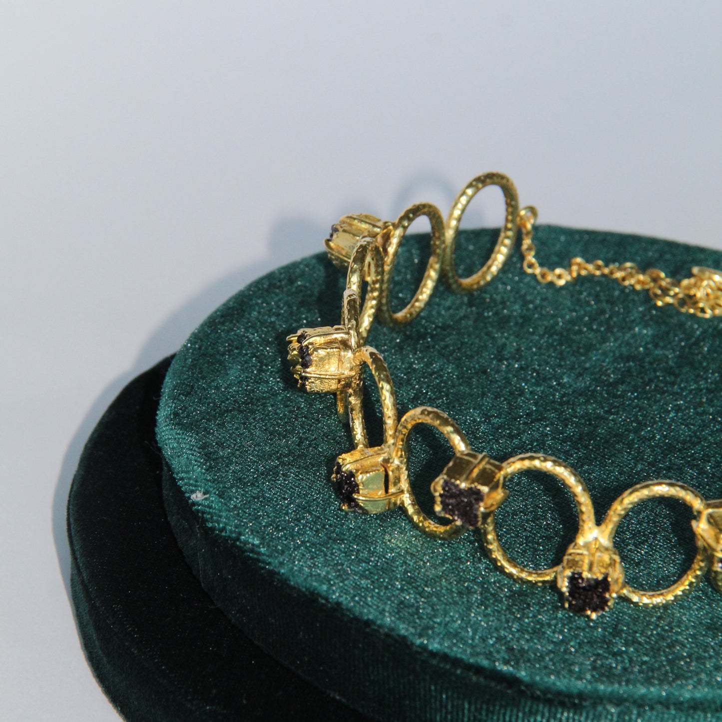 CALLISTO, GARGANTILLA TIPO CROCKER CON PIEDRAS DRUZA DE CUARZO Y BAÑO DE ORO