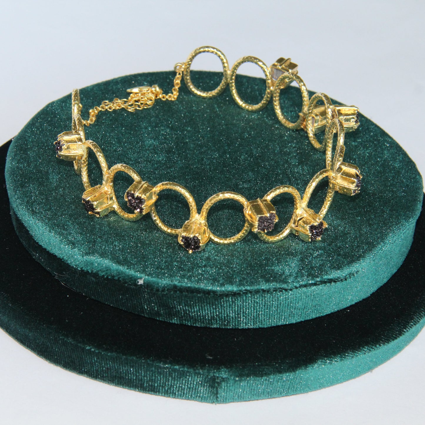 CALLISTO, GARGANTILLA TIPO CROCKER CON PIEDRAS DRUZA DE CUARZO Y BAÑO DE ORO