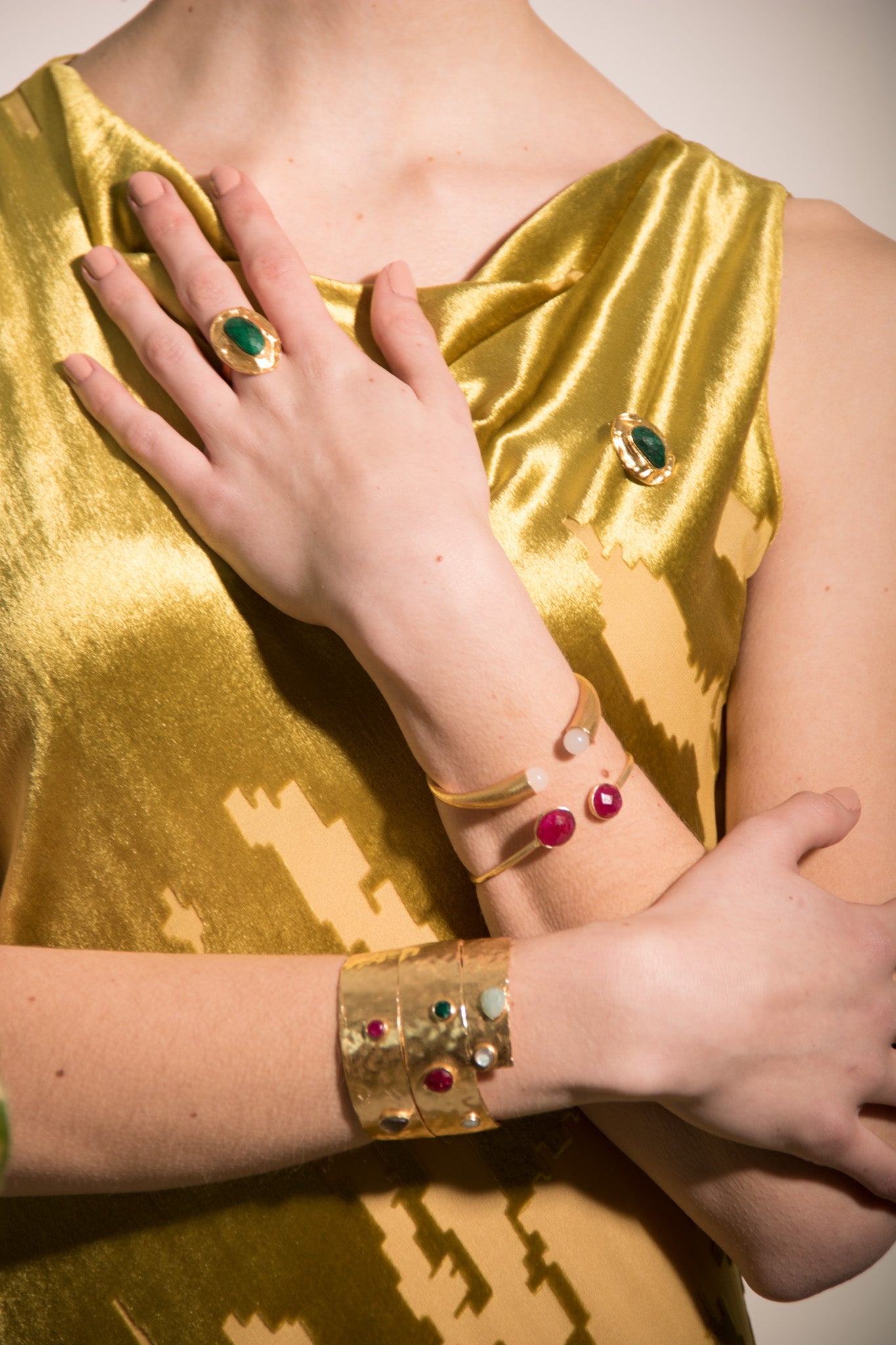 DANIELLE, BRAZALETE CON PIEDRAS NATURALES Y BAÑO DE ORO