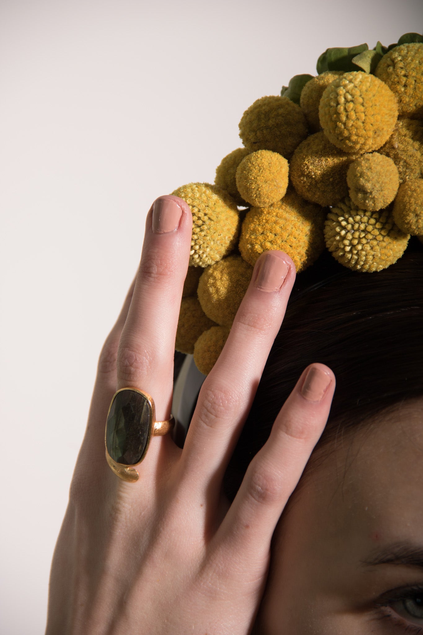 RUT, ANILLO CON PIEDRAS NATURALES Y BAÑO DE ORO DE 14K