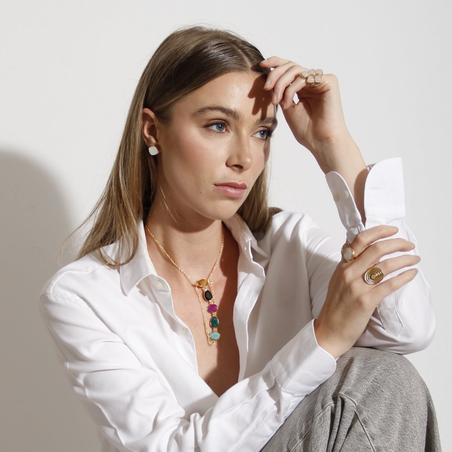 VIVIA, ARETES CON PIEDRA DRUZA DE CUARZO Y BAÑO DE ORO DE 18K