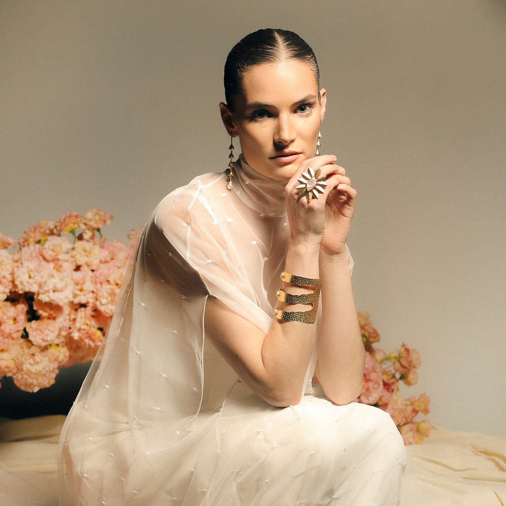 INDAH, ANILLO CON PERLA BARROCA Y BAÑO DE ORO