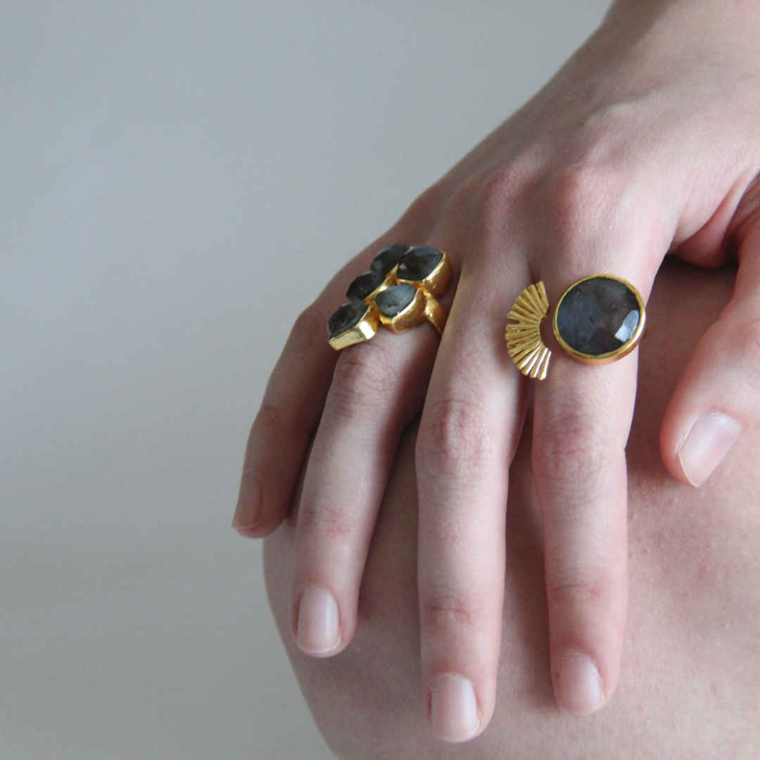 TAMARA, ANILLO CON PIEDRA NATURAL Y BAÑO DE ORO