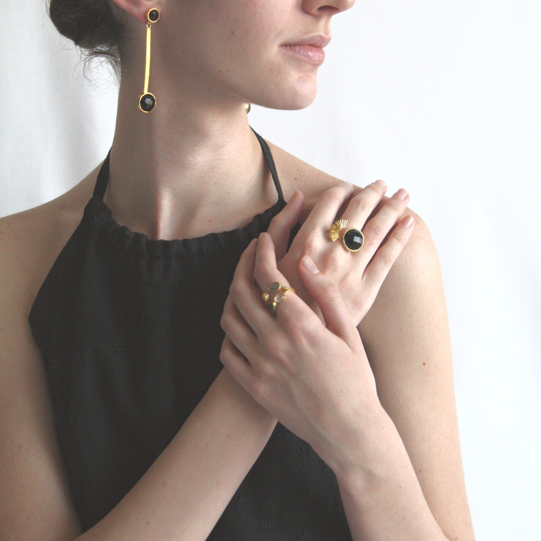 TAMARA, ANILLO CON PIEDRA NATURAL Y BAÑO DE ORO