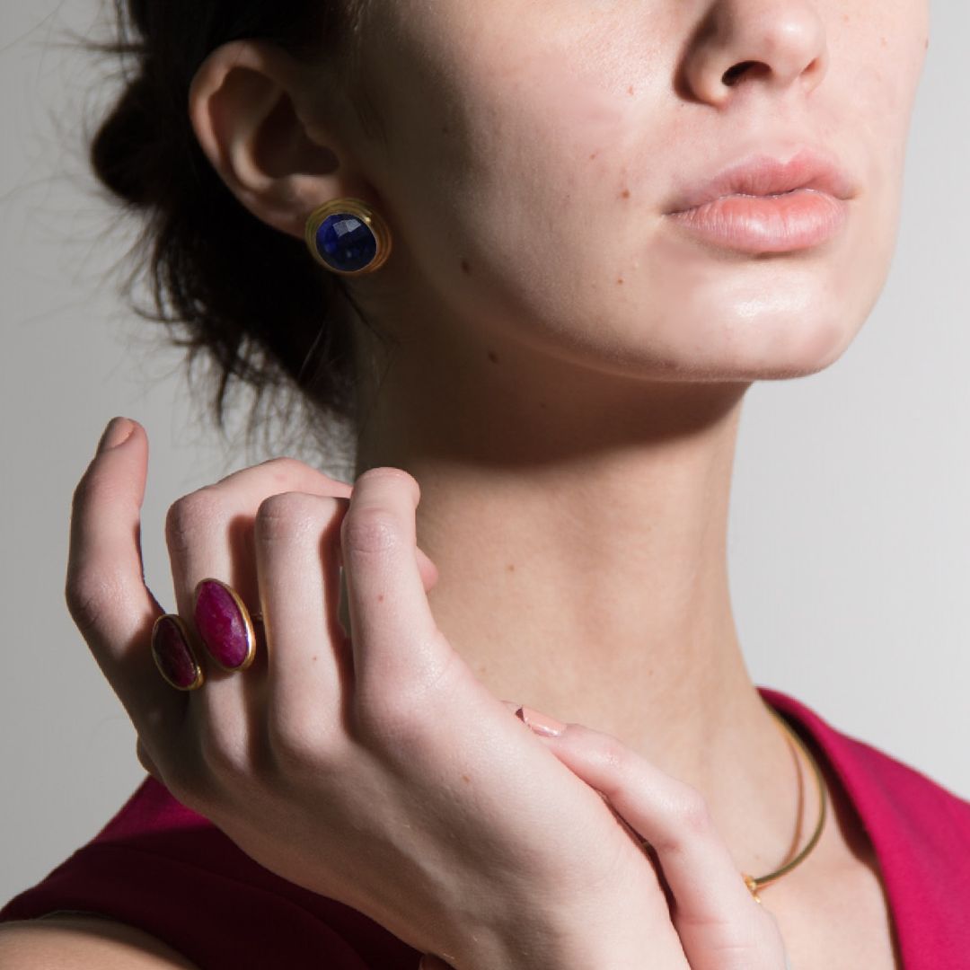ALBERTHA, ARETES CON PIEDRAS NATURALES Y BAÑO DE ORO