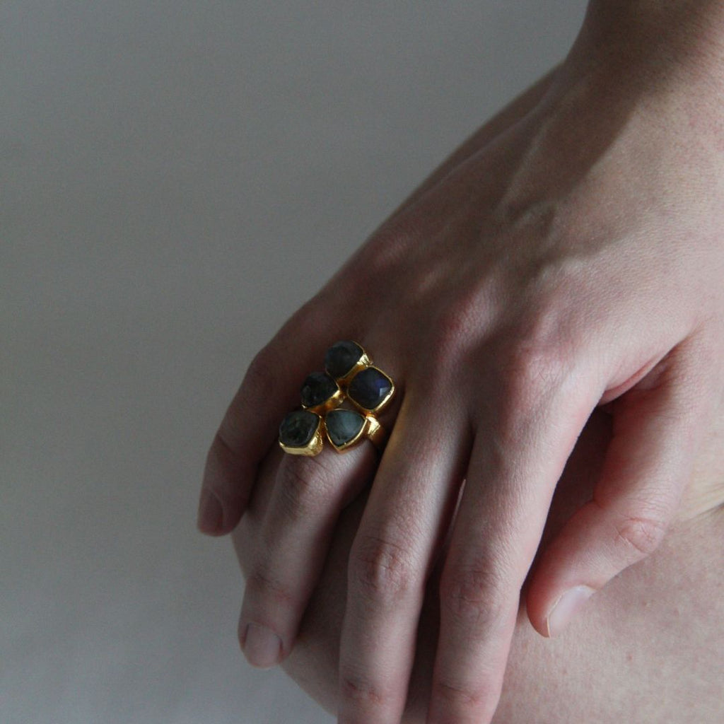 SHINE anillo con piedras y baño de oro de 24k