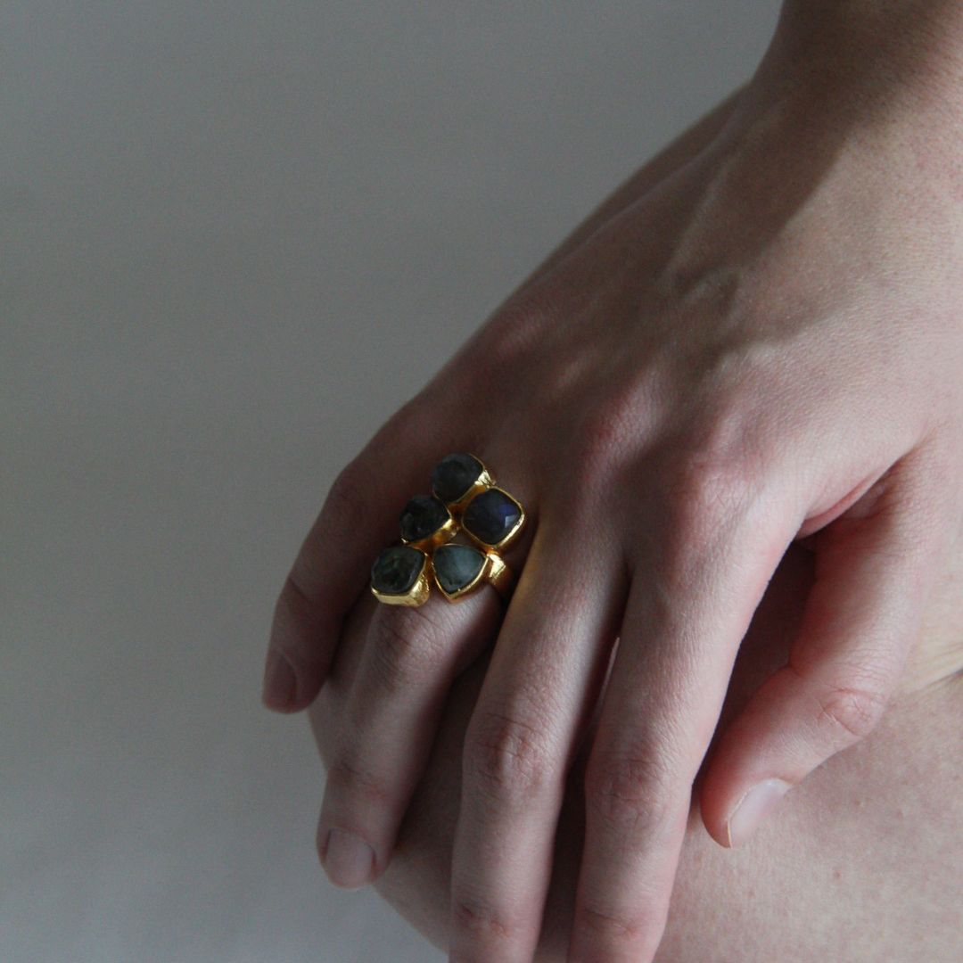 SHINE anillo con piedras y baño de oro de 24k