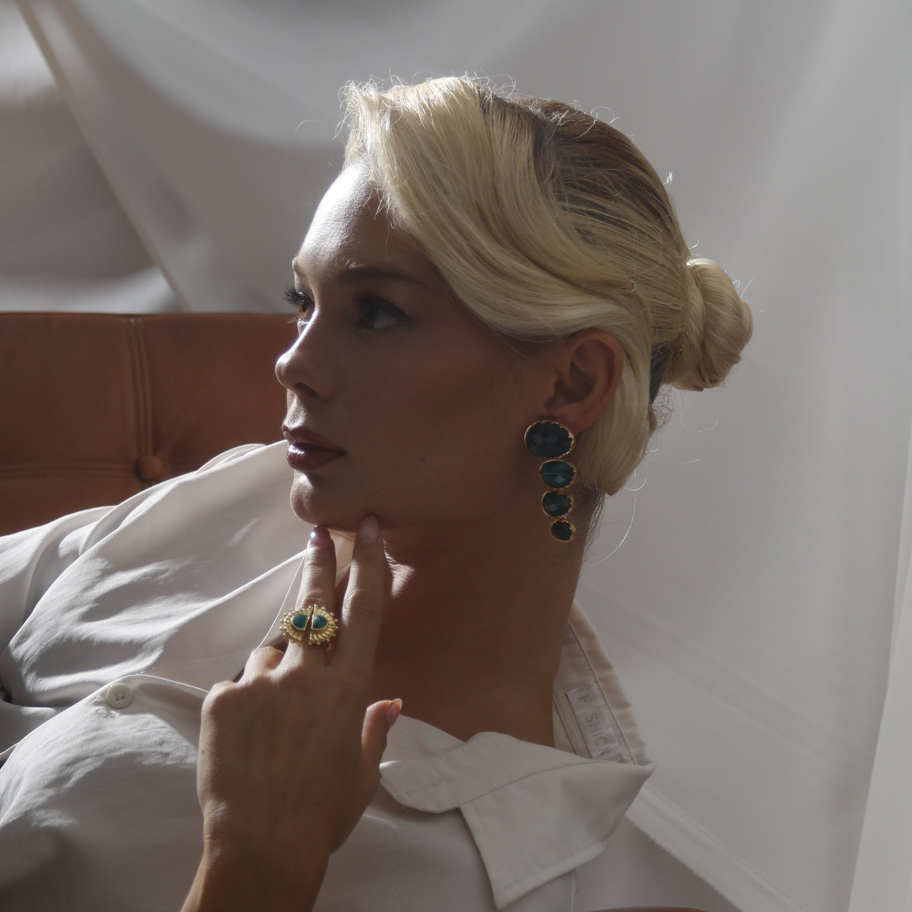 LARA, ARETES DESMONTABLES, CON PIEDRAS NATURALES Y BAÑO DE ORO