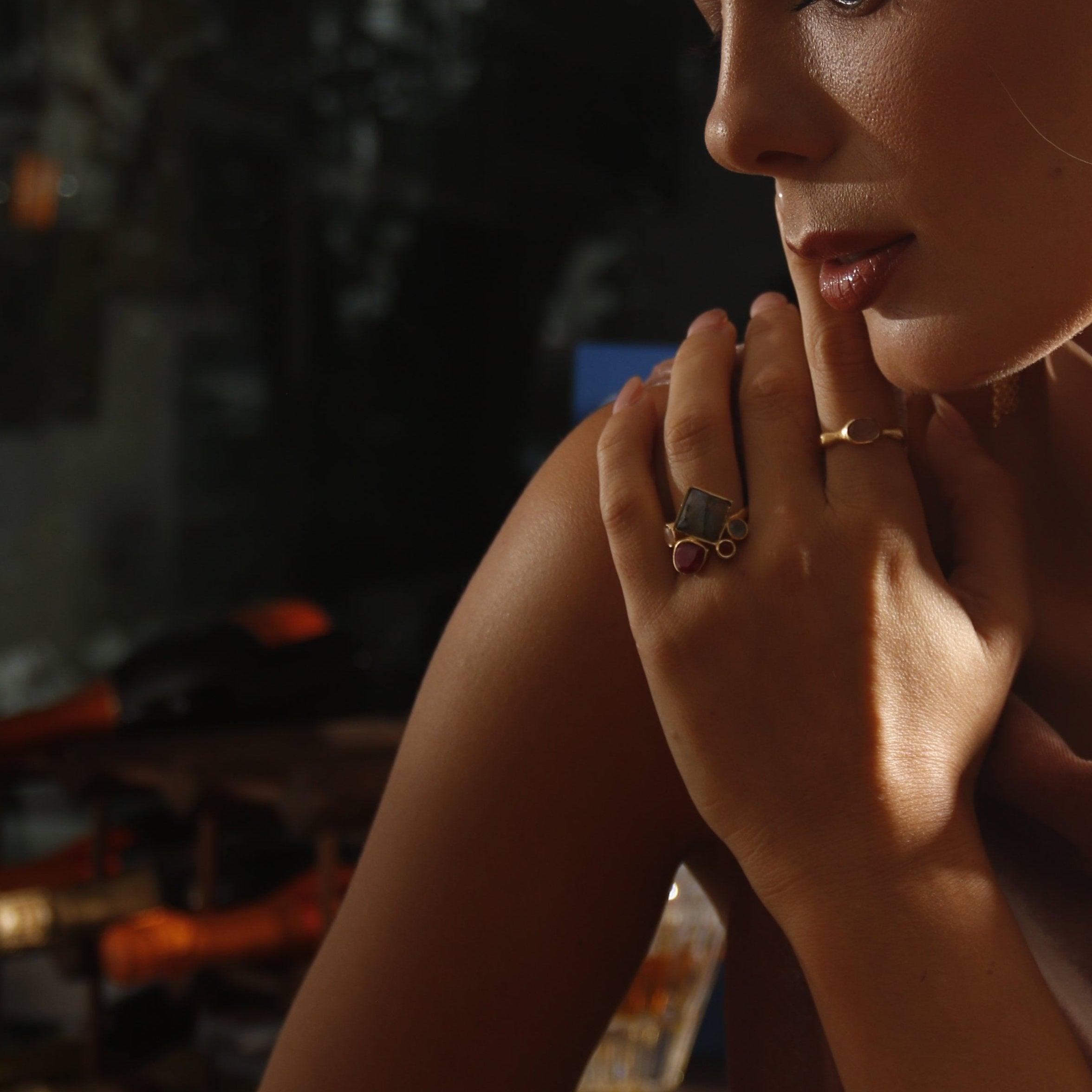 BIANCA, ANILLO AJUSTABLE CON PIEDRAS NATURALES Y BAÑO DE ORO