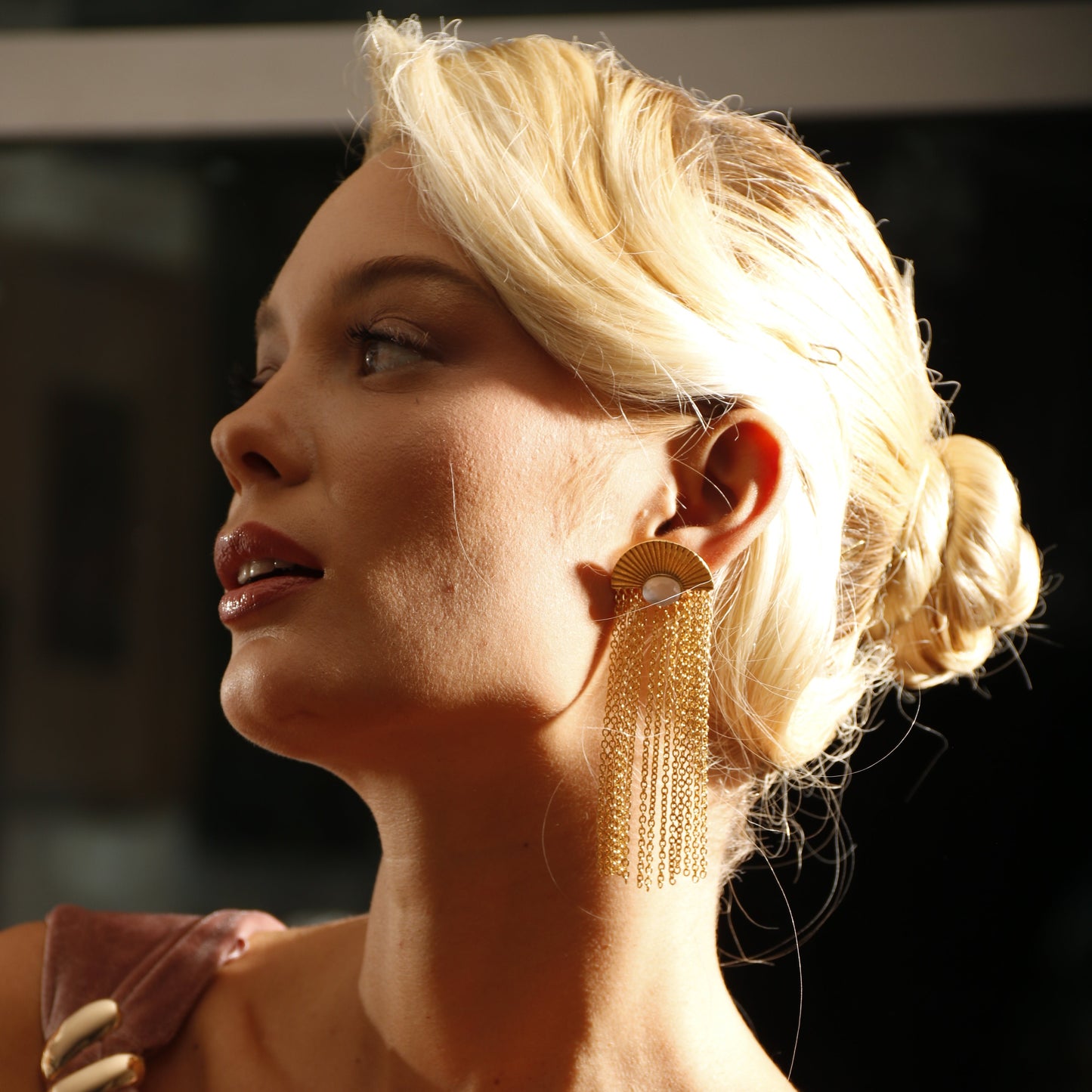 MARIELLE, ARETES CON PIEDRAS NATURALES Y BAÑO DE ORO
