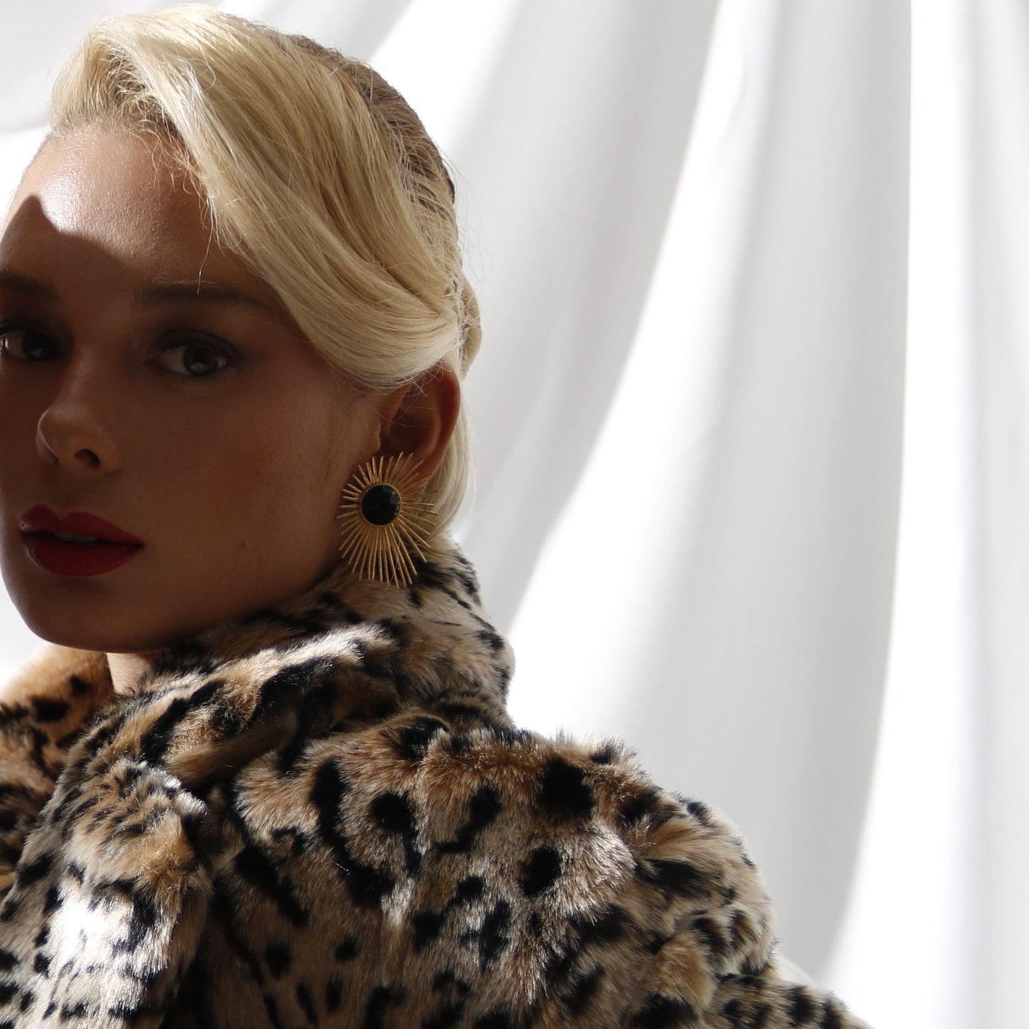 ALEKSANDRA MAXI, ARETES CON PIEDRAS NATURALES Y BAÑO DE ORO