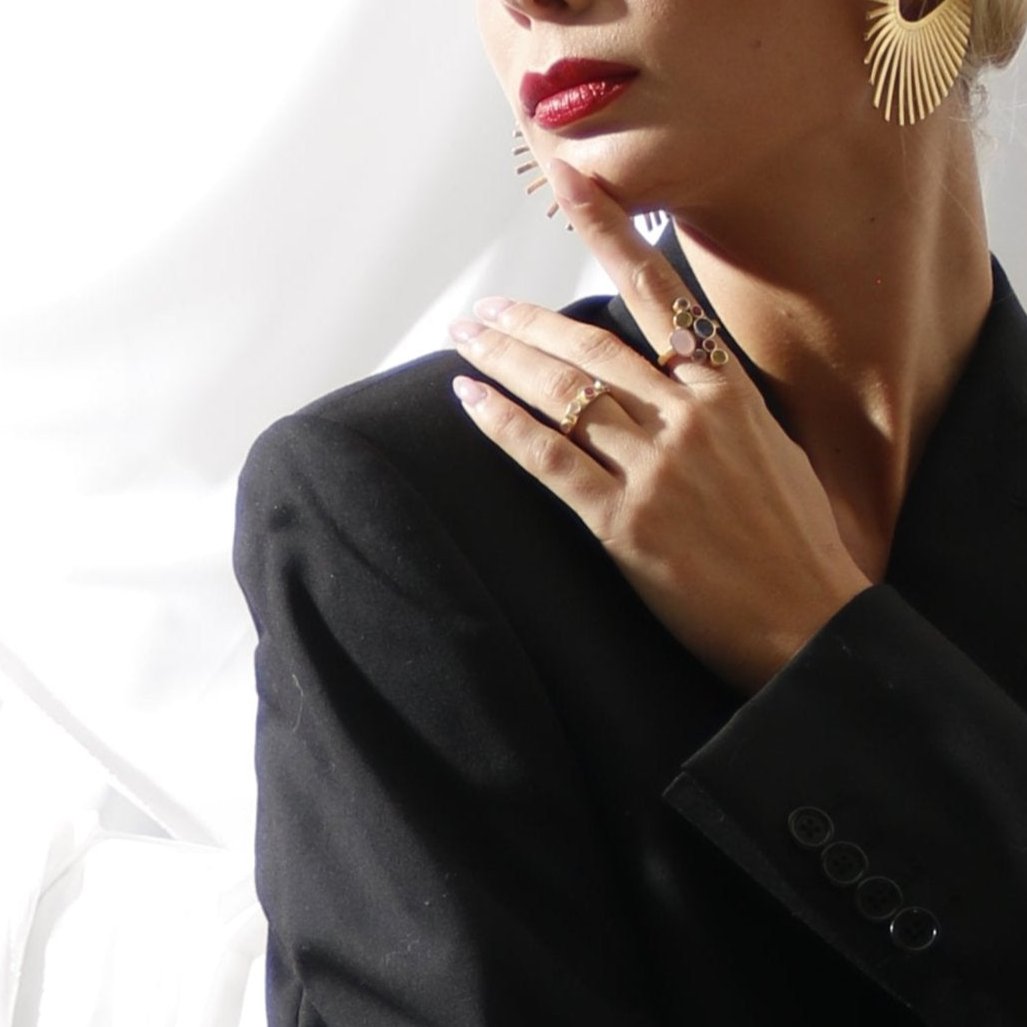 SOLIER, anillo de piedras naturales y baño de oro.