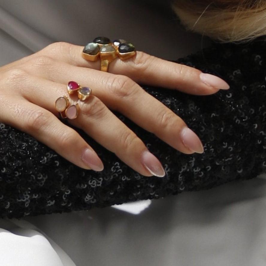 IVANA, ANILLOS CON PIEDRAS NATURALES Y BAÑO DE ORO.