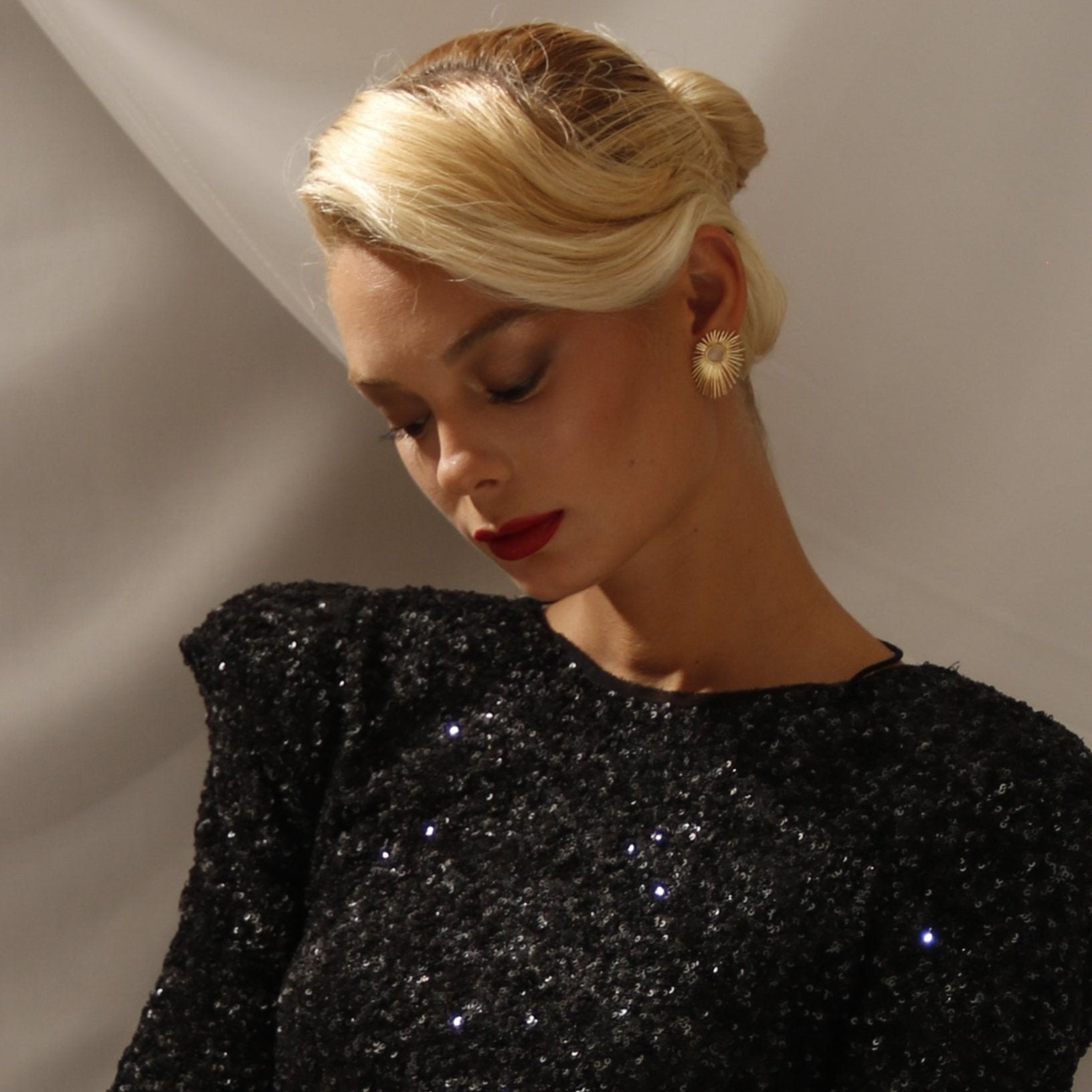 ALEKSANDRA MINI, ARETES CON PIEDRAS NATURALES Y BAÑO DE ORO