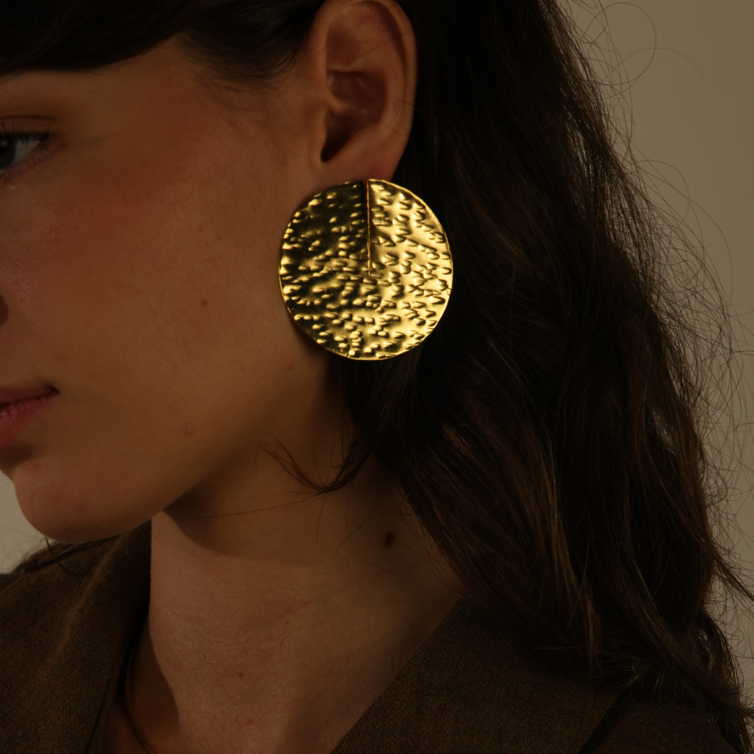 MAXI DHARMA, ARETES CON BAÑO DE ORO