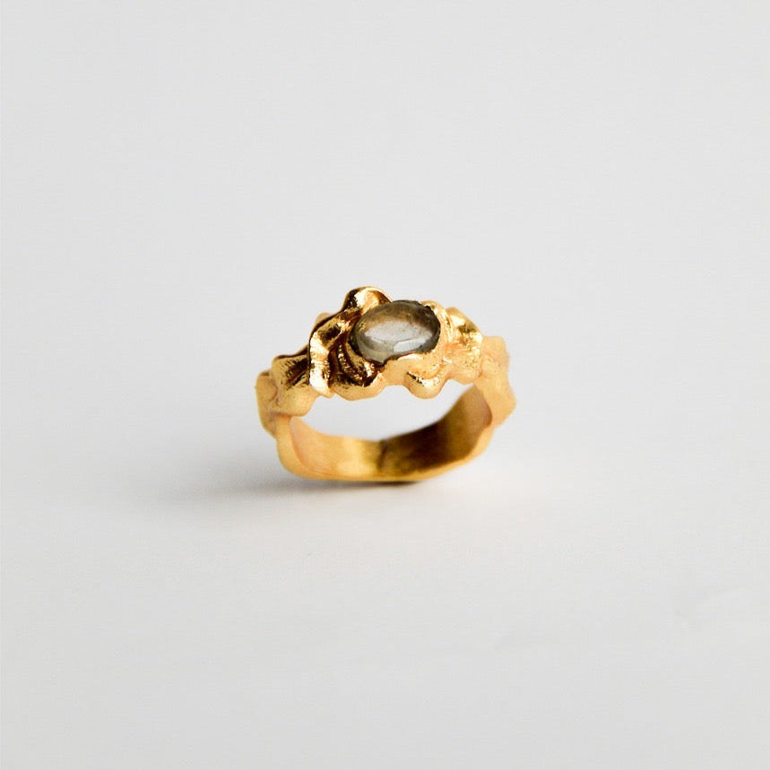 SWARA, ANILLO CON PIEDRAS NATURALES Y BAÑO DE ORO