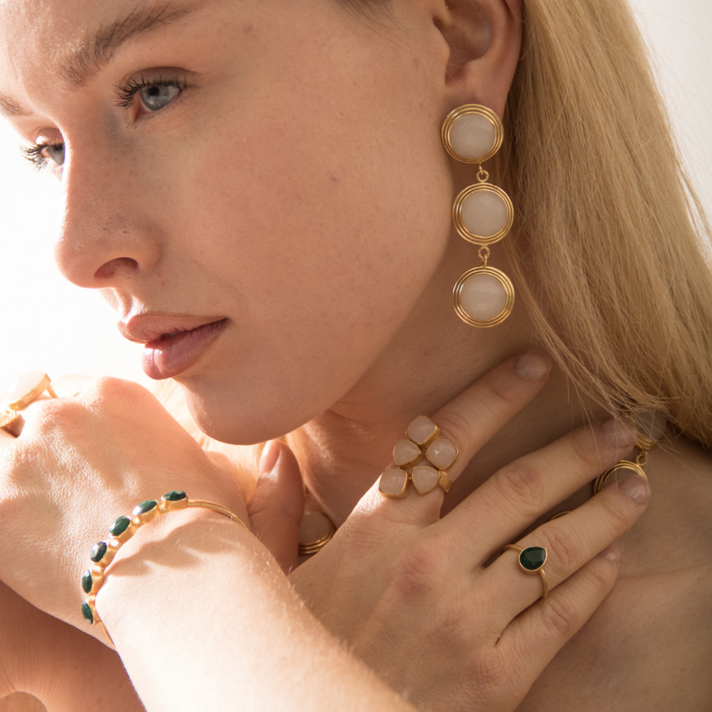 BERNARDA, ARETES CON PIEDRAS NATURALES Y BAÑO DE ORO.