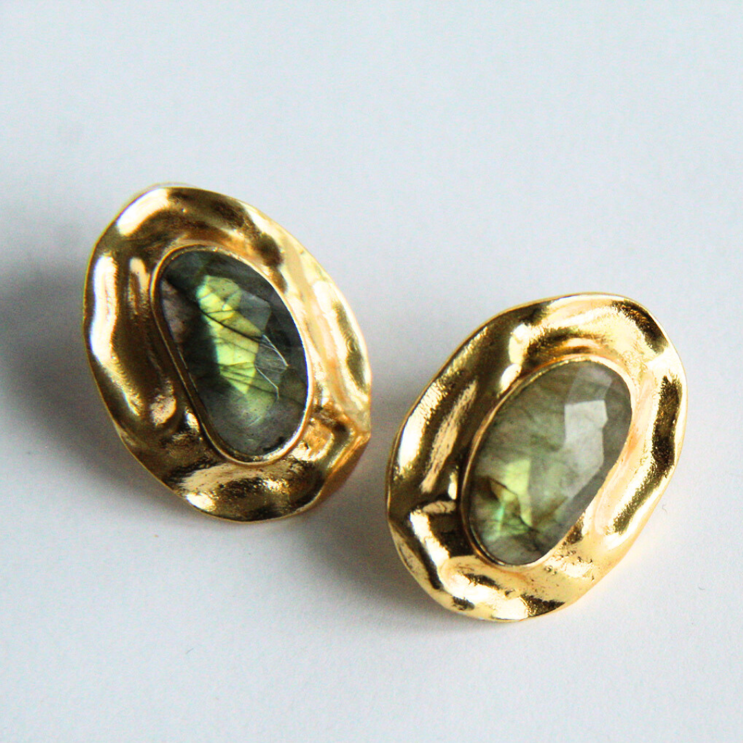 OLIVA, ARETES CON PIEDRAS NATURALES Y BAÑO DE ORO