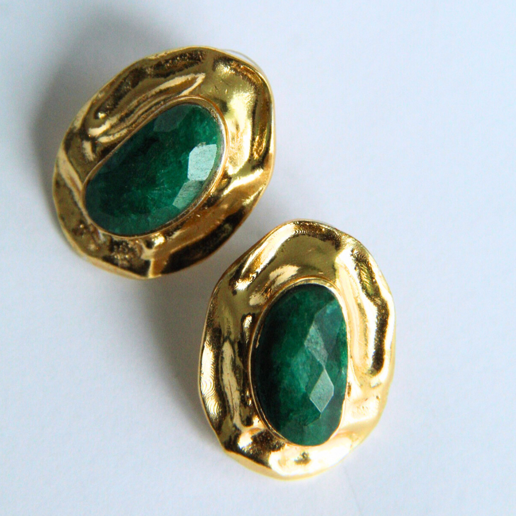 OLIVA, ARETES CON PIEDRAS NATURALES Y BAÑO DE ORO