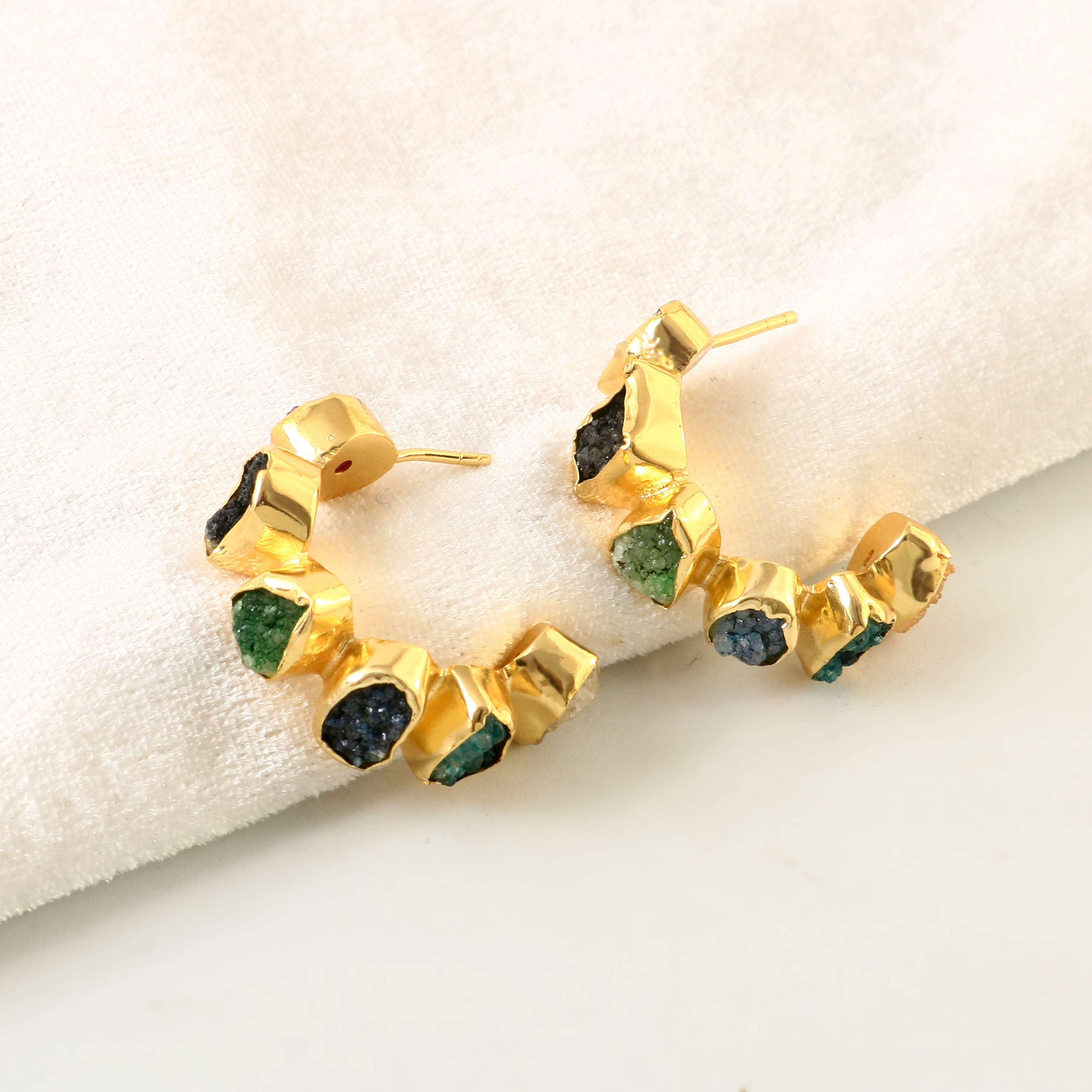 MINI AURATA, ARRACADAS CON PIEDRAS DRUZA DE CUARZO Y BAÑO DE ORO