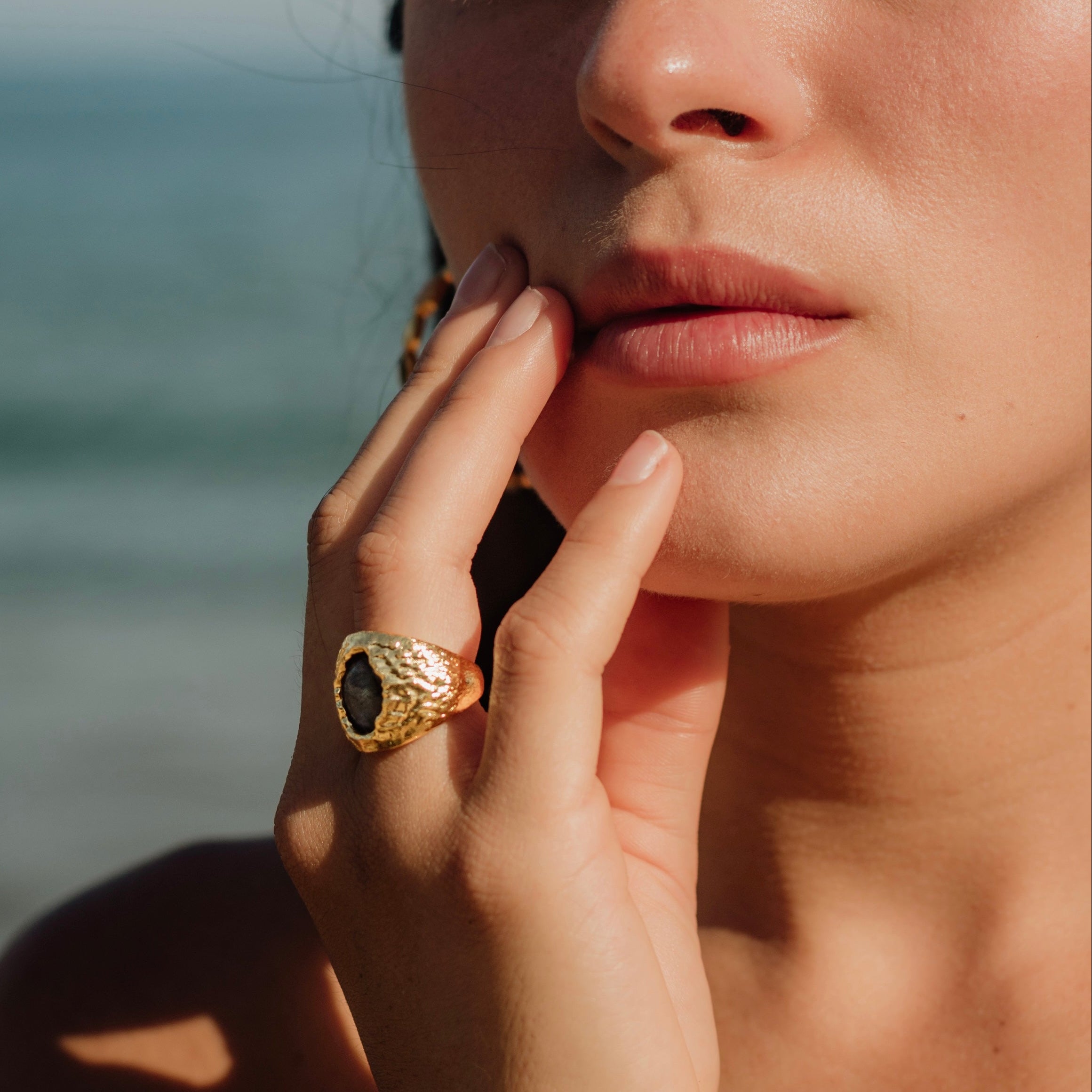 DELORA, ANILLO CON PIEDRAS NATURALES Y BAÑO DE ORO