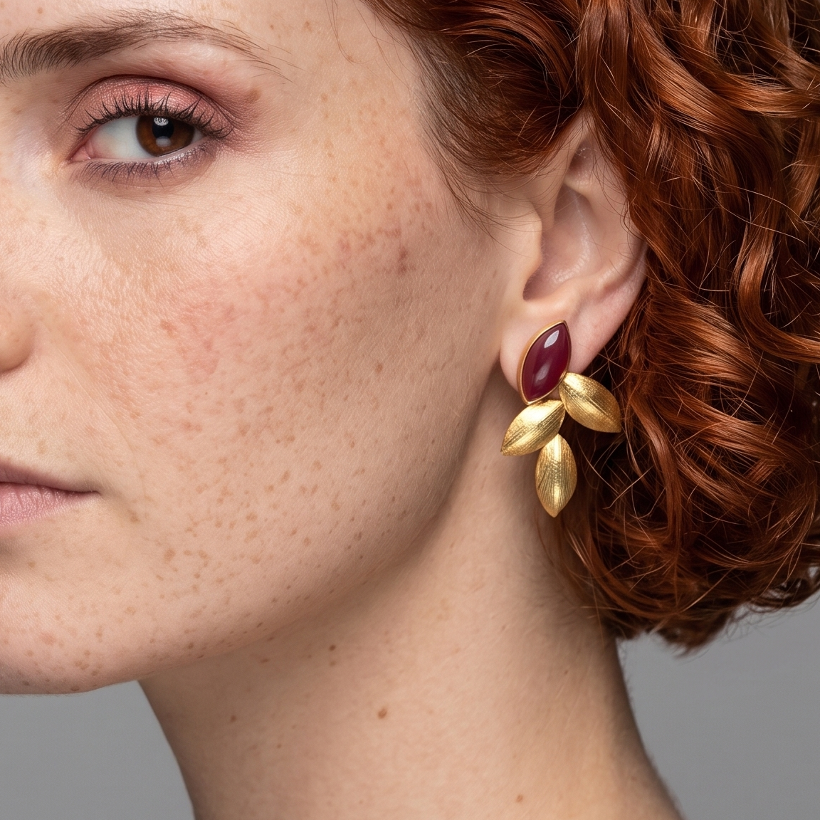 MARIETA, ARETES CON PIEDRAS NATURALES Y BAÑO DE ORO