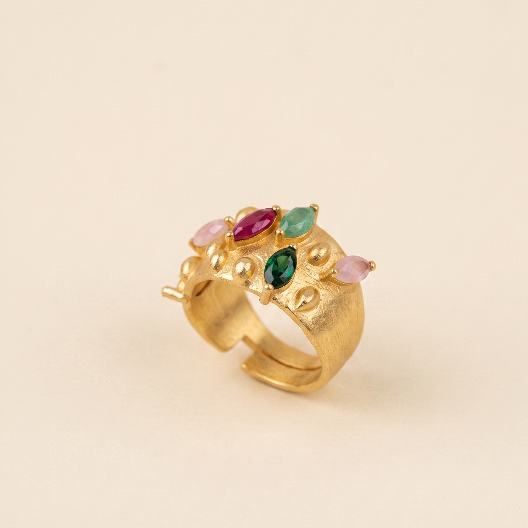 ATMA, ANILLO CON PIEDRAS NATURALES Y BAÑO DE ORO