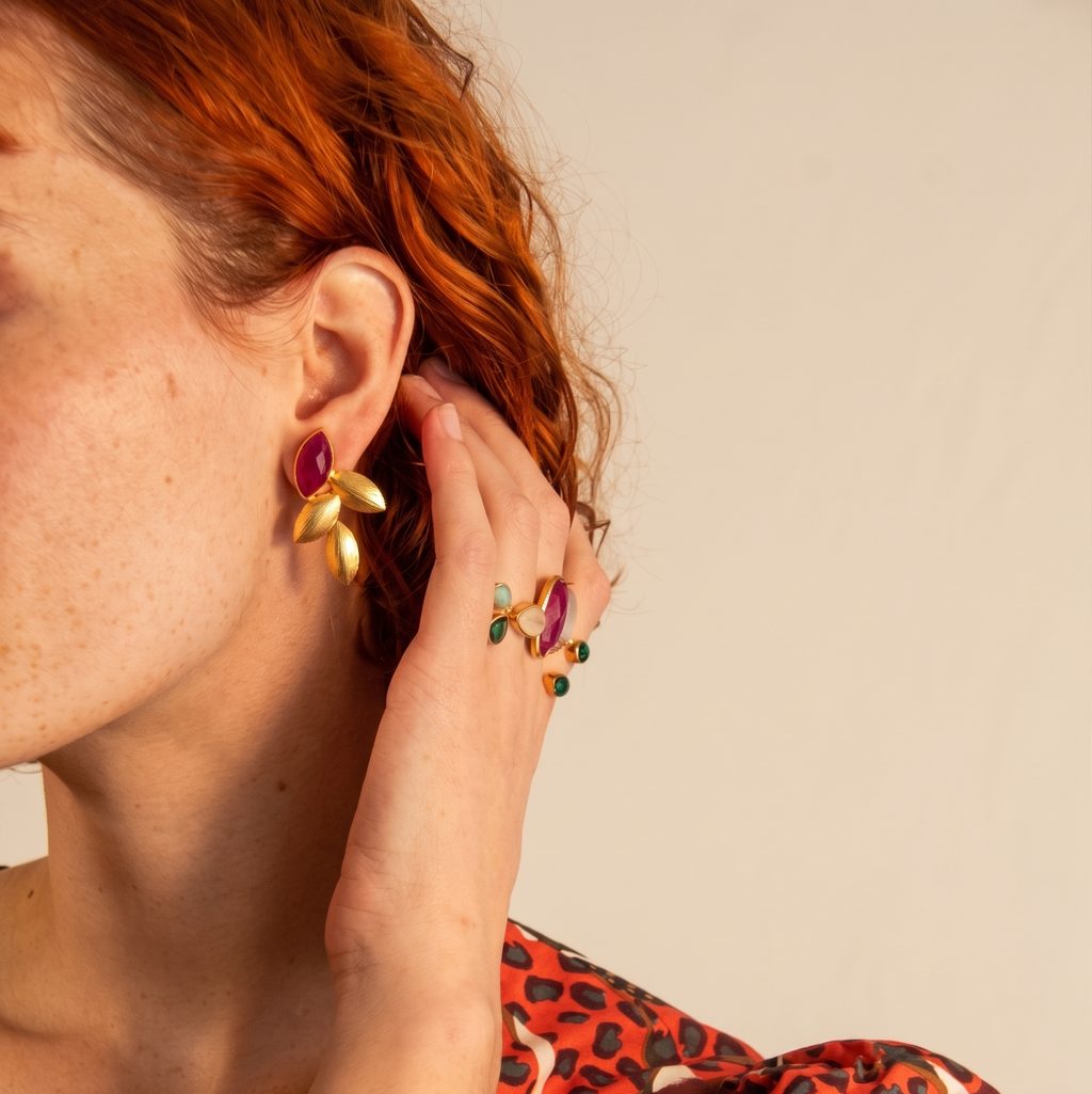 MARIETA, ARETES CON PIEDRAS NATURALES Y BAÑO DE ORO