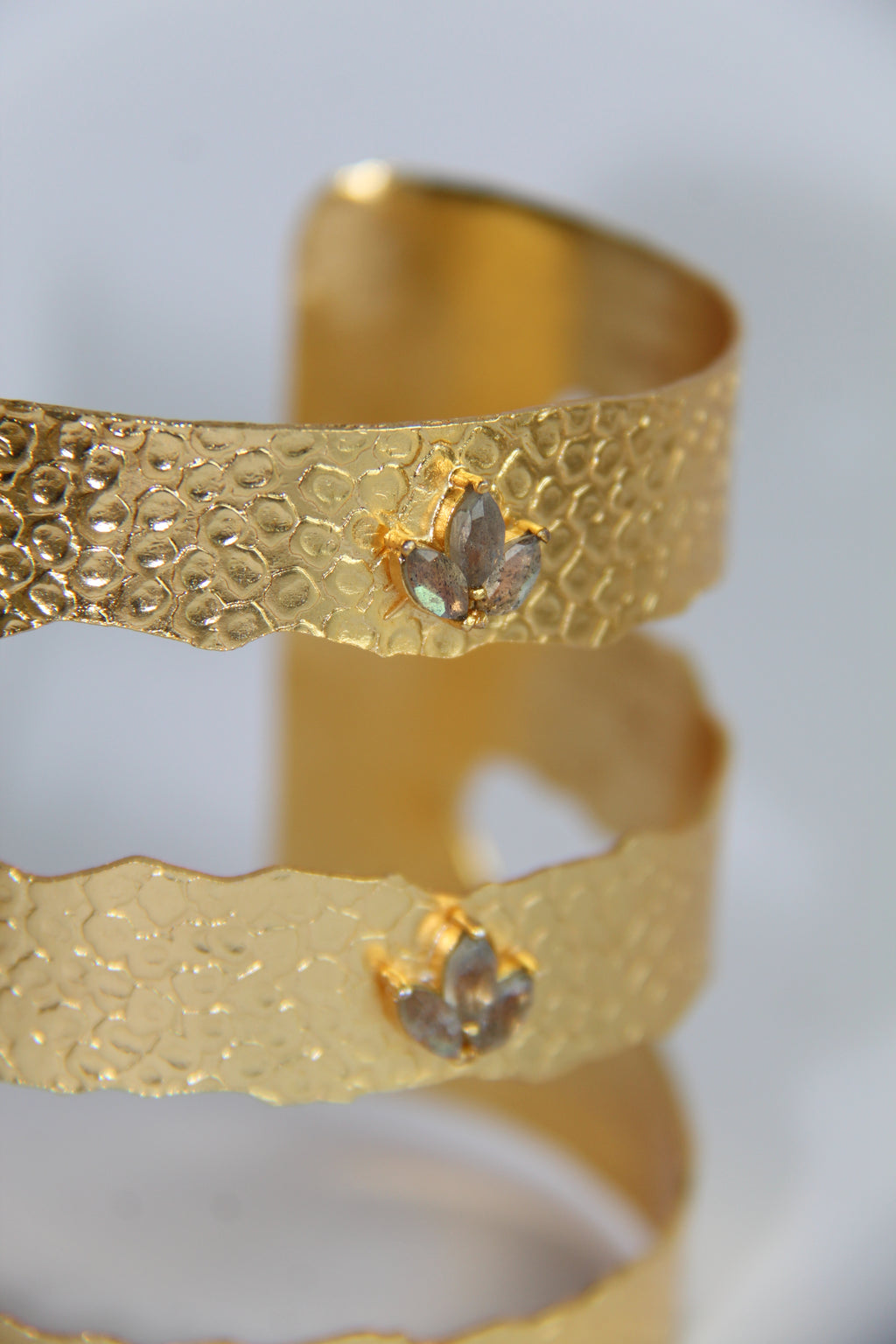 RUA,BRAZALETE PIEDRAS NATURALES Y BAÑO DE ORO