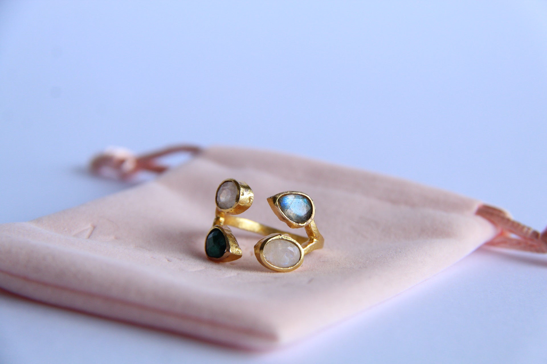 IVANA, ANILLOS CON PIEDRAS NATURALES Y BAÑO DE ORO.