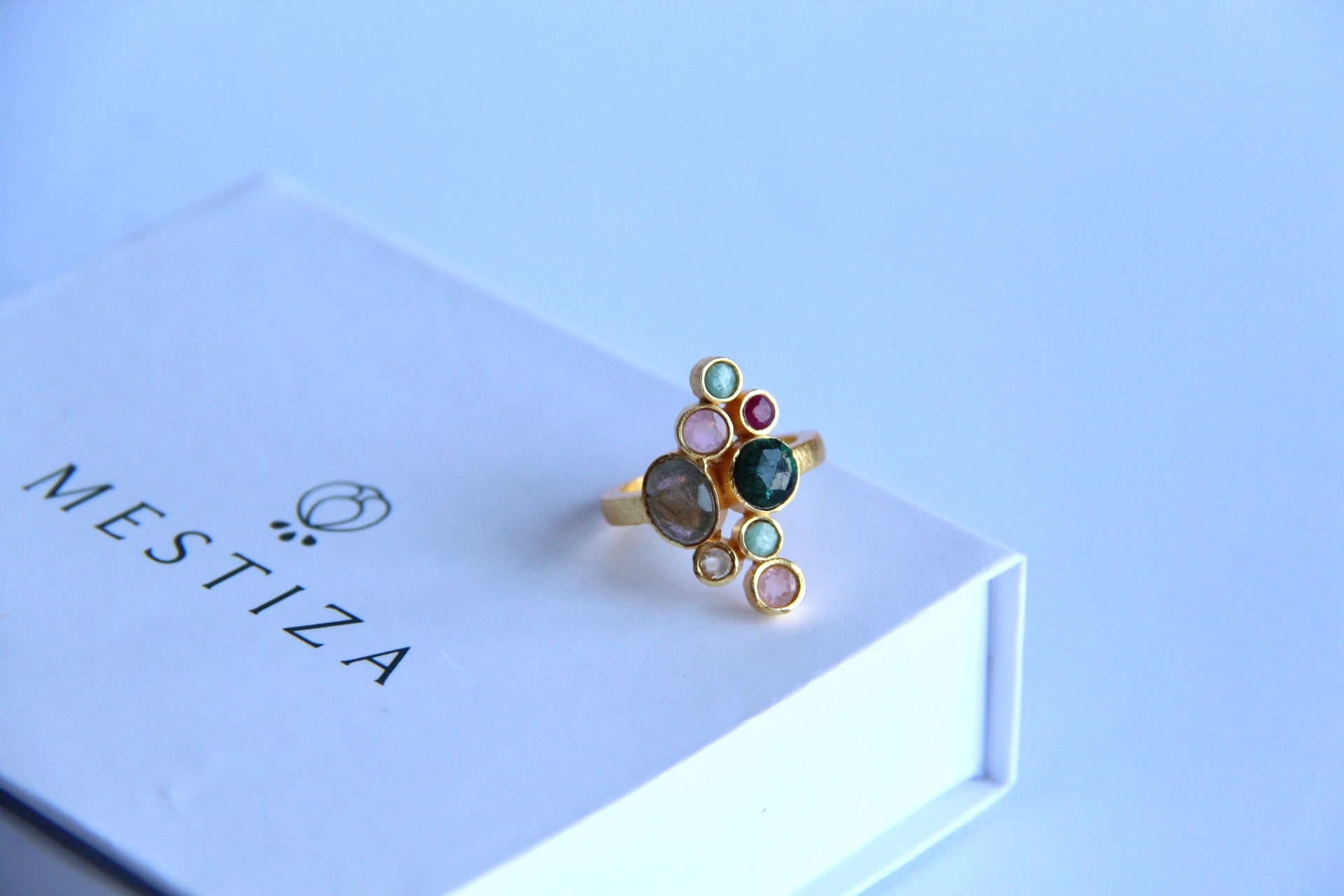 SOLIER, anillo de piedras naturales y baño de oro.