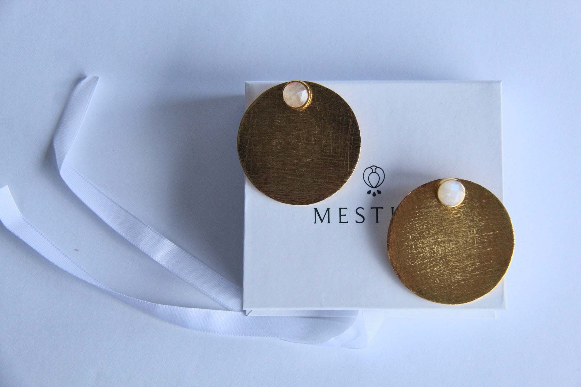 TATIANA, ARETES DESMONTABLES CON BAÑO DE ORO Y PIEDRAS NATURALES.