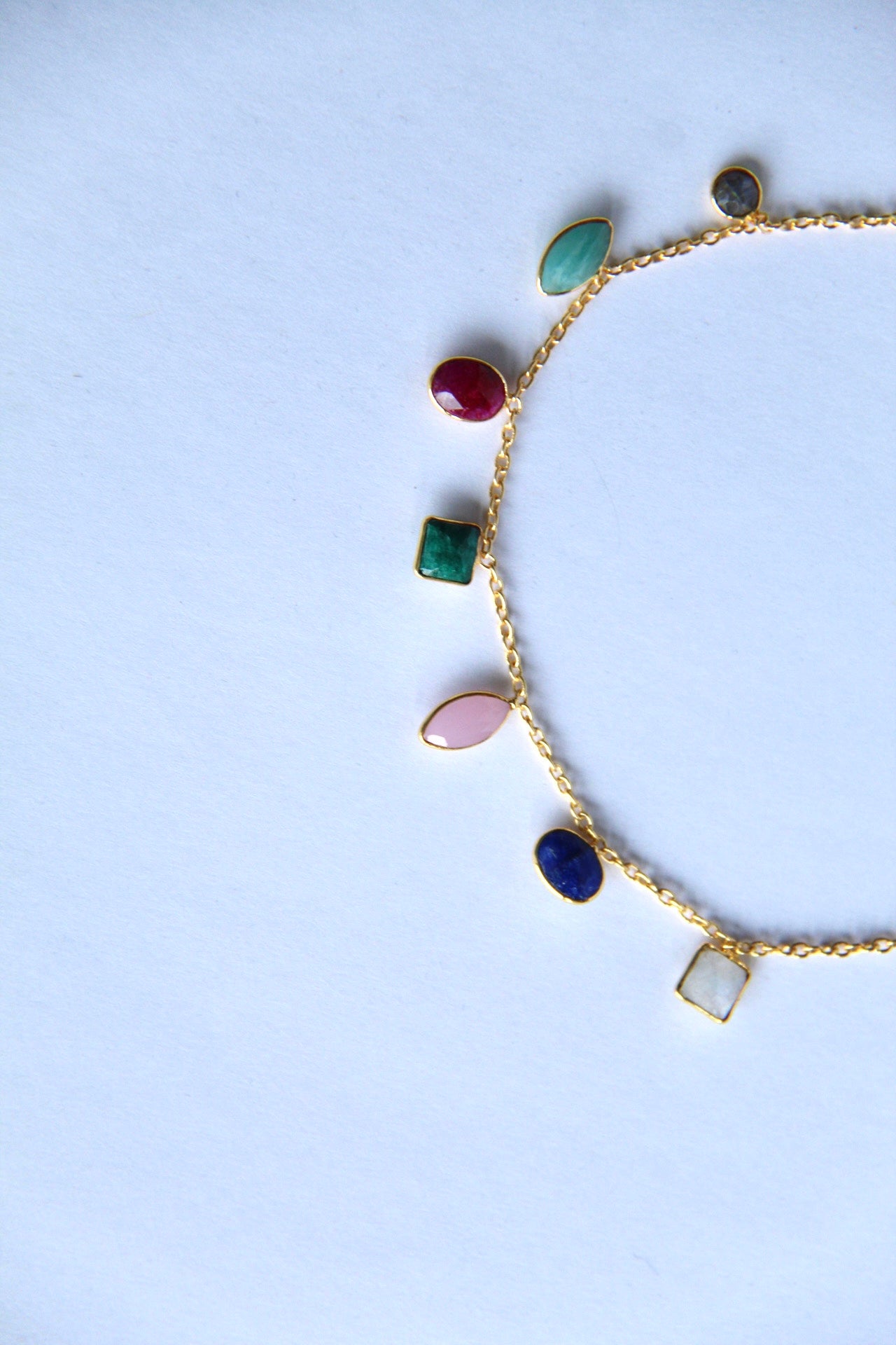 MAR, COLLAR CON PIEDRAS NATURALES Y BAÑO DE ORO.