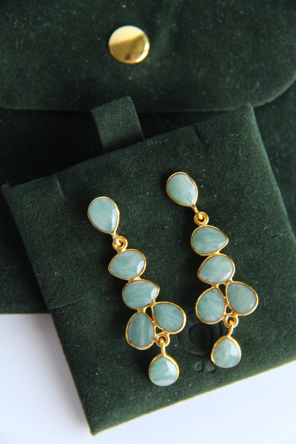 NARCISO, aretes con piedras, bañados en oro de 24k.