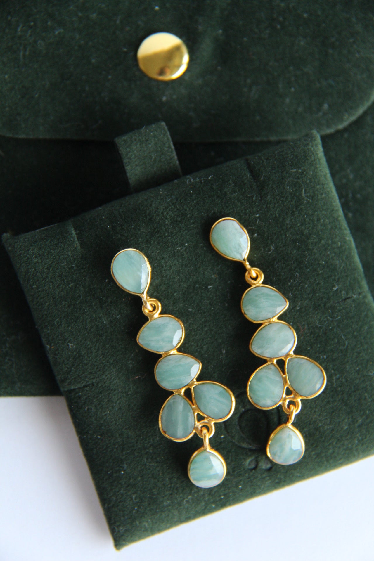 NARCISO, aretes con piedras, bañados en oro de 24k.