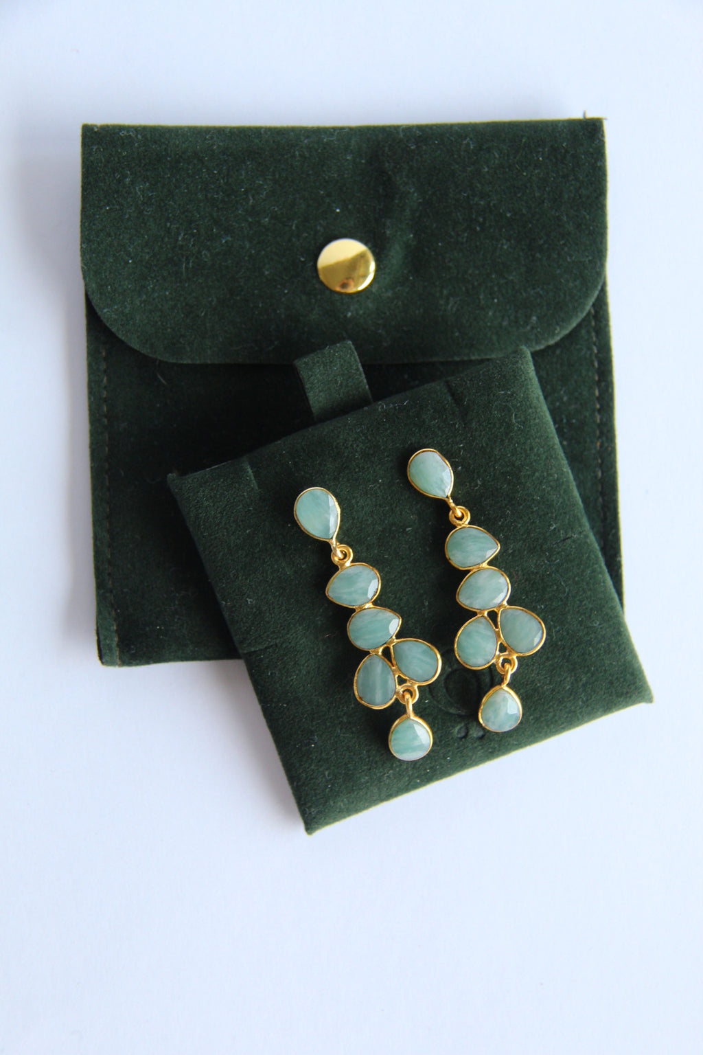 NARCISO, aretes con piedras, bañados en oro de 24k.