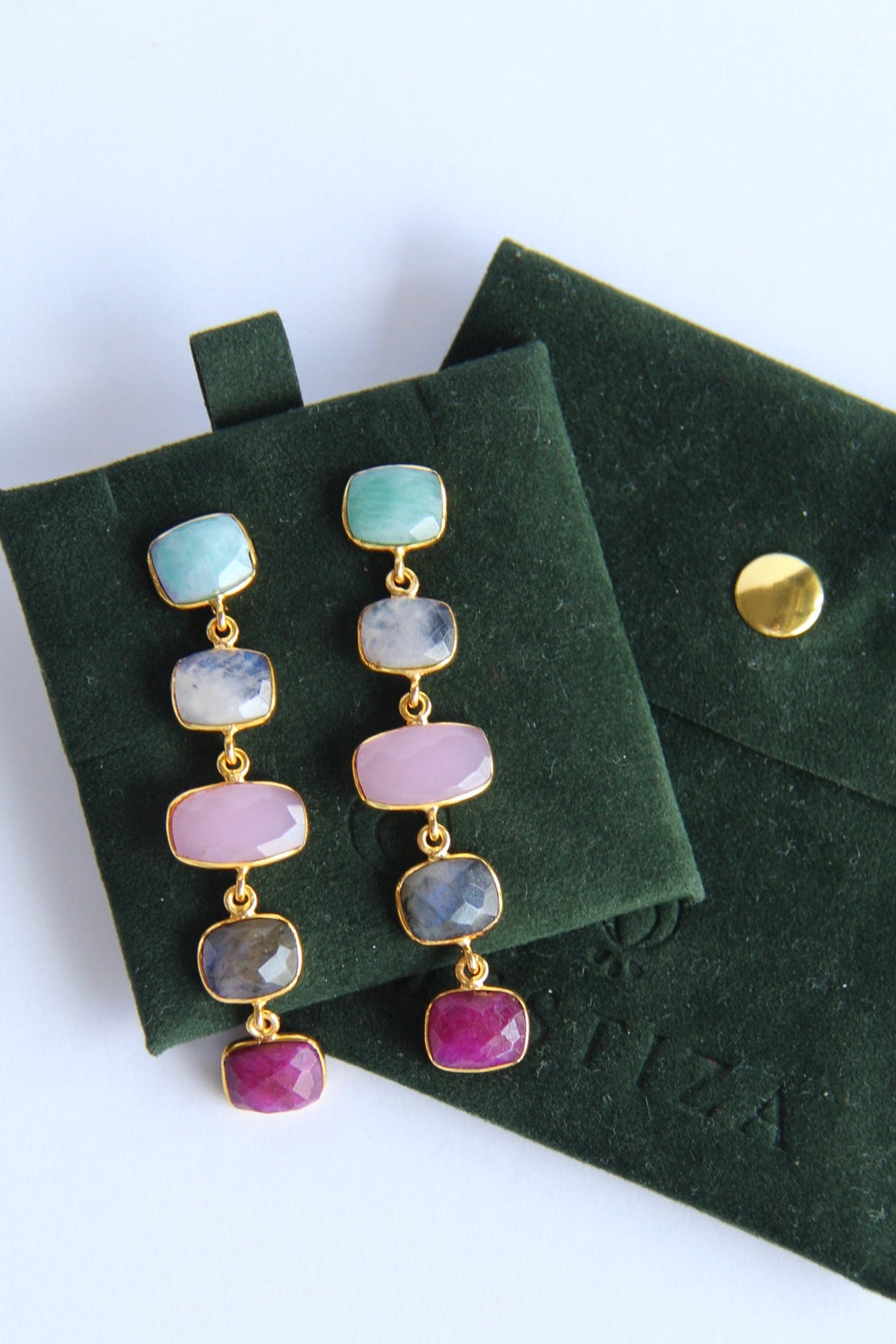 TUI, aretes largos con piedras naturales