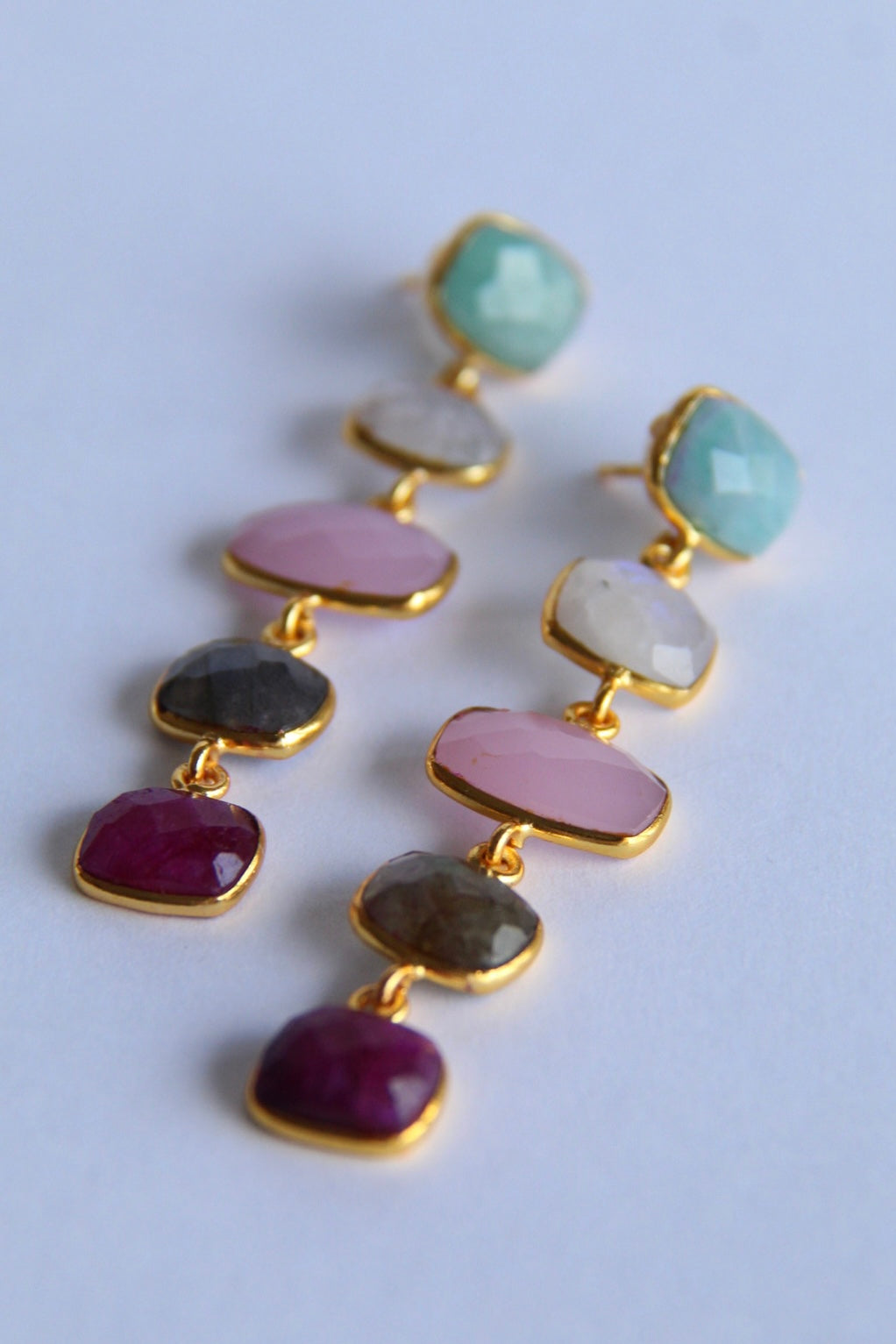 TUI, aretes largos con piedras naturales